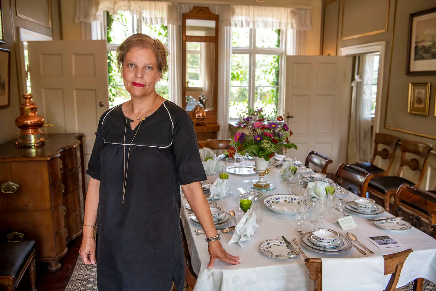 Karen Blixen Museet kom i sidste uge på finansloven og blev bevilget 12 millioner kroner over de næste fire år. Det betyder, at det lukningstruede museum nu er reddet – i nogle år frem. Det glæder naturligvis museumsdirektør Catherine Lefebvre, som her ses i en af museets stuer. Foto: Søren Bidstrup