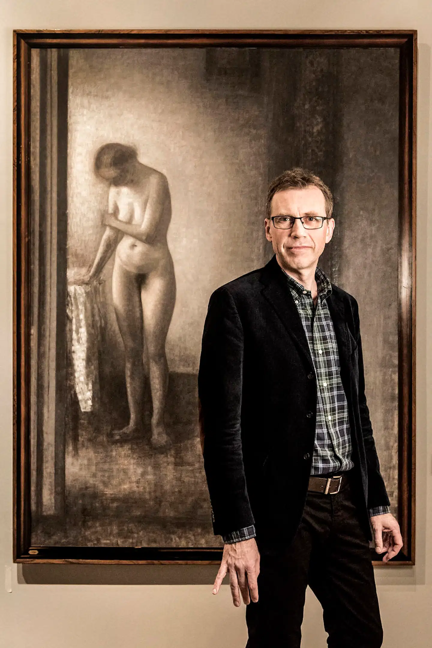 Direktør for Statens Museum for Kunst foran "Stående nøgen kvinde" af Vilhelm Hammershøi.