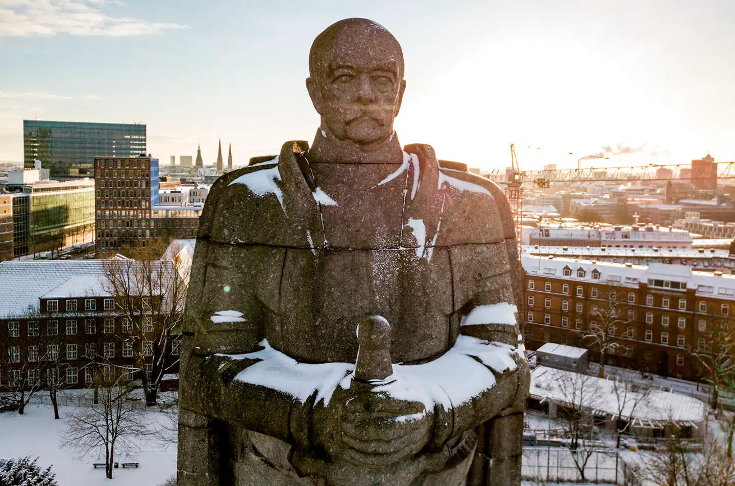 Der står en gigantisk statue af Otto von Bismarck i Hamborg. Da han gik af i 1890, udløste det mange legendariske karikaturtegninger. Det vil det også gøre, når Merkel formelt går. Statuer af denne størrelse opstilles dog nu om dage. Merkels forgænger, genforeningskansleren, Helmut Kohl, har efter sin død hidtil kun fået få veje opkaldt efter sig.