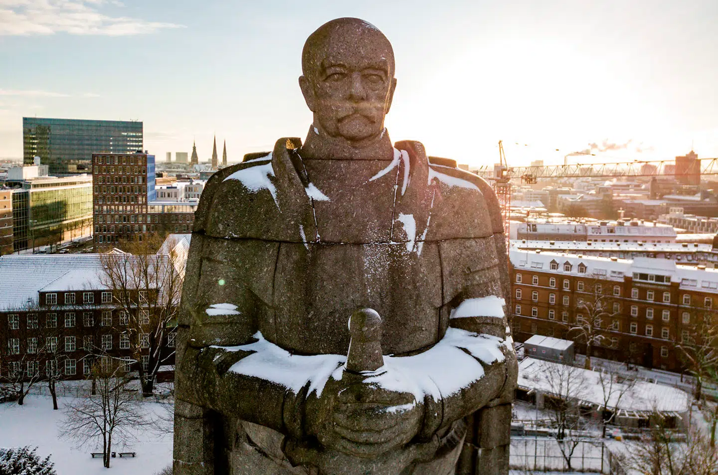 Der står en gigantisk statue af Otto von Bismarck i Hamborg. Da han gik af i 1890, udløste det mange legendariske karikaturtegninger. Det vil det også gøre, når Merkel formelt går. Statuer af denne størrelse opstilles dog nu om dage. Merkels forgænger, genforeningskansleren, Helmut Kohl, har efter sin død hidtil kun fået få veje opkaldt efter sig.