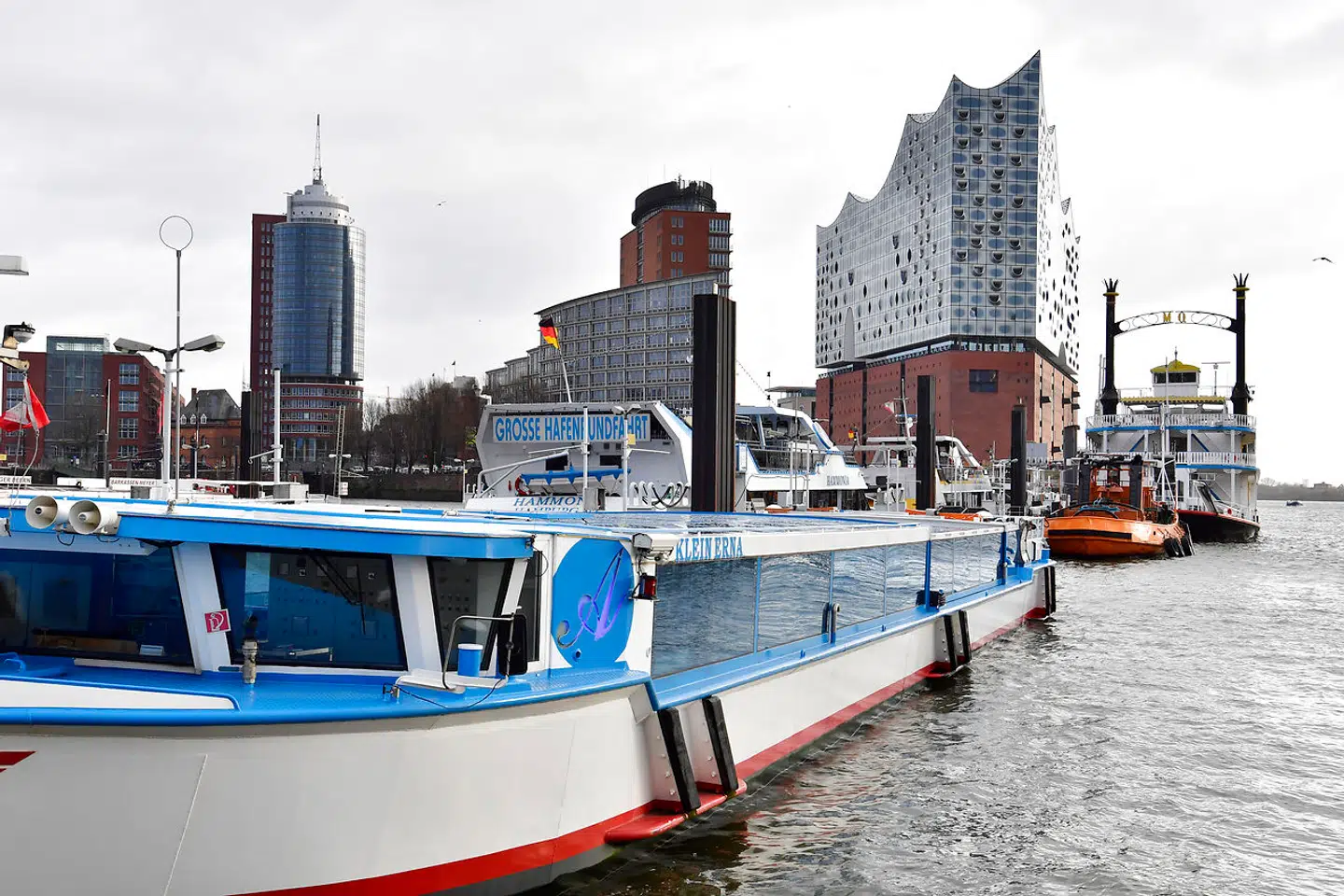 Hamborg opfatter sig selv om en »Weltstadt« med en stolt handelstradition, flere tyske kanslere, Beatles besøg og senest åbningen af byens nye vartegn, Elbphilharmonie.