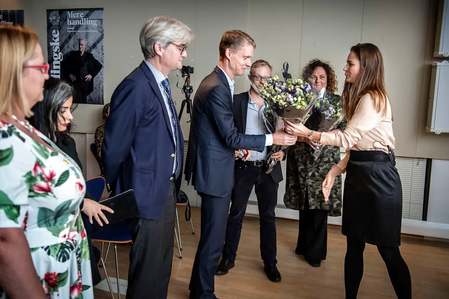 Chefredaktør på Berlingske Mette Østergaard præsenterede de ti nominerede for publikum, og efterfølgende fik de seks, som havde mulighed for at være med til kåringen, en buket blomster. Fra venstre er det Katja Iversen, CEO i Women Deliver, Sara Omar, forfatter og stud.scient.pol, Søren Pind, debattør og bestyrelsesformand, Henrik Poulsen, adm. direktør i Ørsted, Sebastian Mernild, klimaforsker, og Nanna W. Gotfredsen, stifter og leder af Gadejuristen.