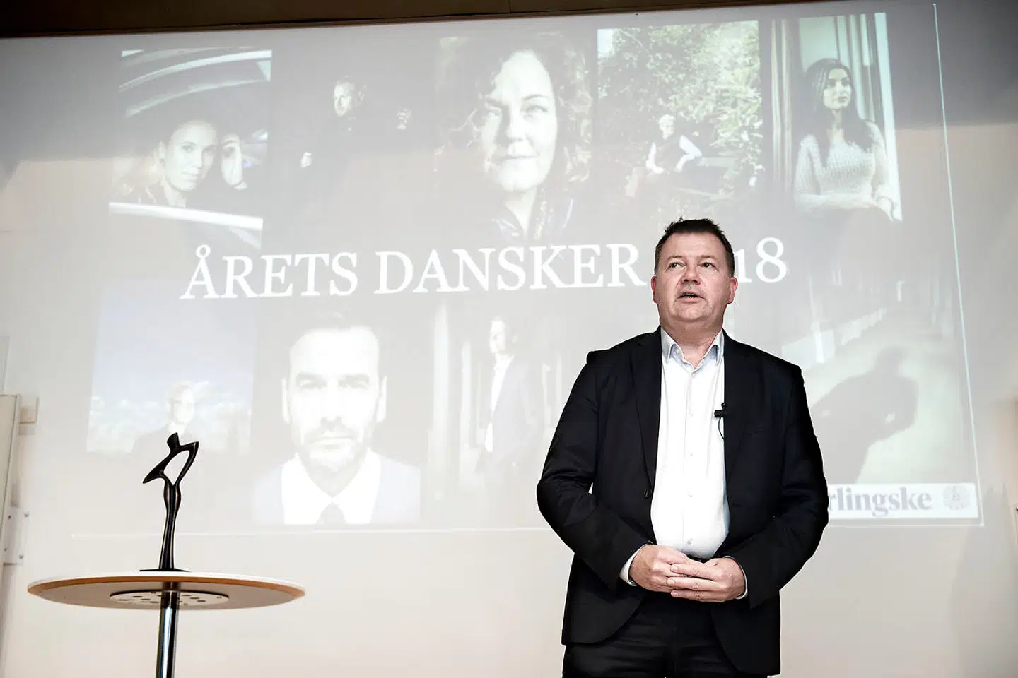 Ansvarshavende chefredaktør på Berlingske Tom Jensen holder tale. Til venstre i billedet ses statuetten, som Katja Iversen fik overrakt sammen med titlen som Årets dansker 2018.