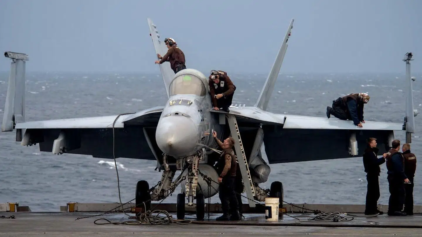 Personel om bord på hangarskibet »USS Ronald Reagan« i gang med rengøre et kampfly af typen F/A-18E Super Hornet.