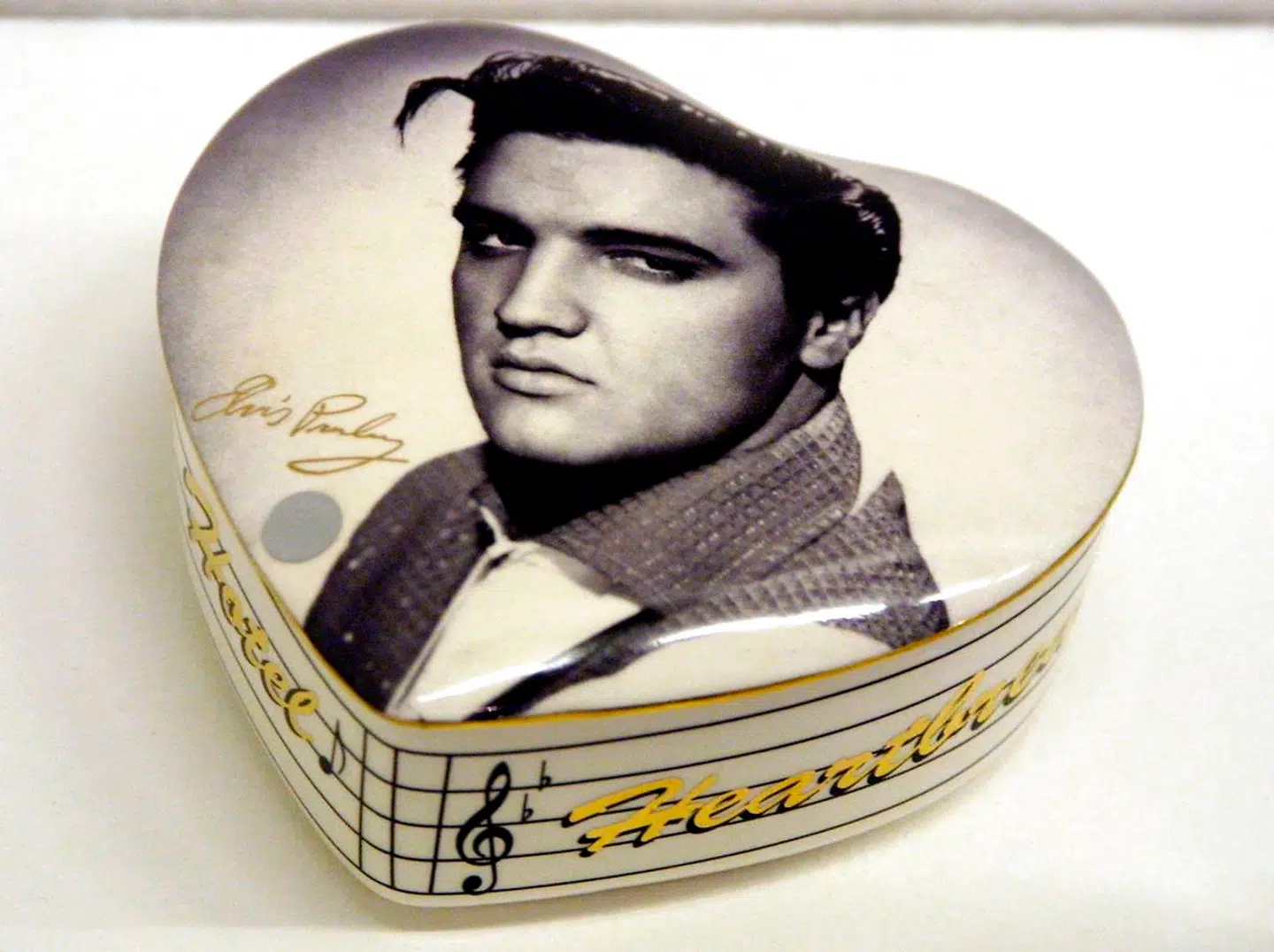 Der findes meget Elvis-merchandise. Og en del er for længst kommet på museum såsom den lille dåse. Den står på et museum i Frankrig. Nu hædrer en by i Tyskland Elvis Presley ved at sætte ham på trafiksignaler.