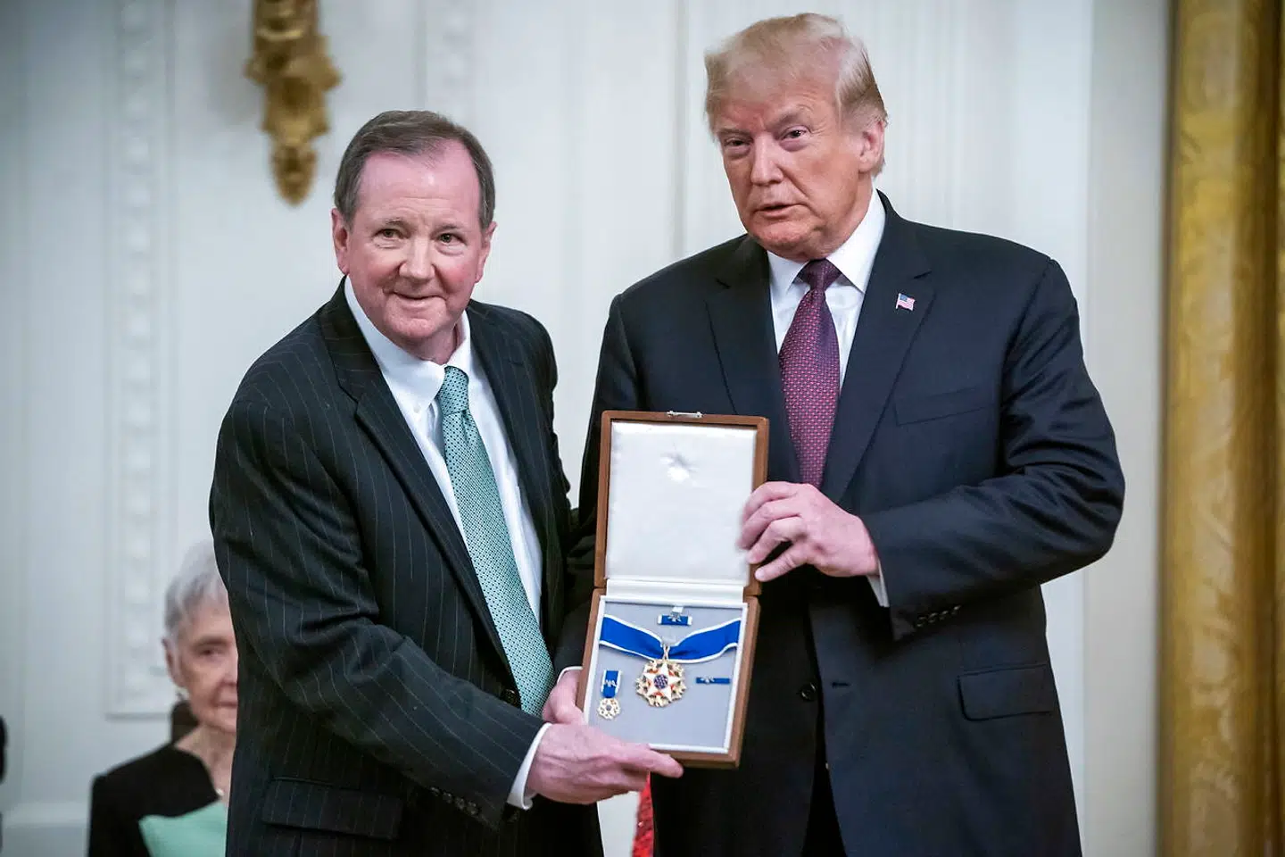 I sidste måned hædrede præsident Trump Elvis Presley med frihedsmedaljen. Det var direktøren for Elvis Presley Enterprises, Jack Soden, der modtog medaljen på vegne af den afdøde Elvis.