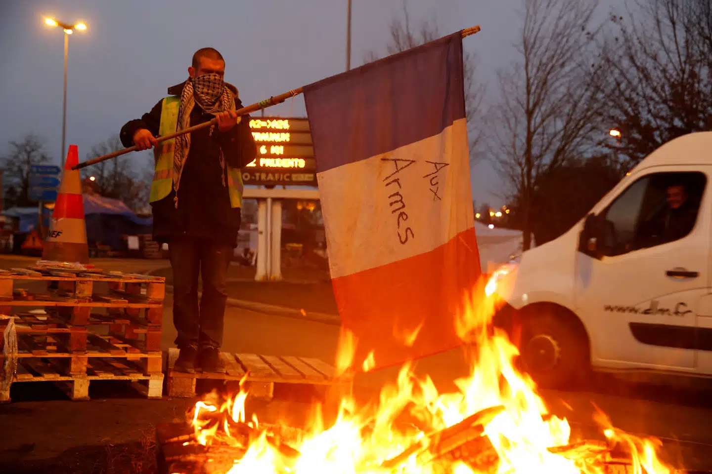 Frankrigs præsident, Emmanuel Macron, har opgivet af øge brændstofafgifterne i 2019. De planlagte forhøjelser af afgifterne har udløst de massive protester.
