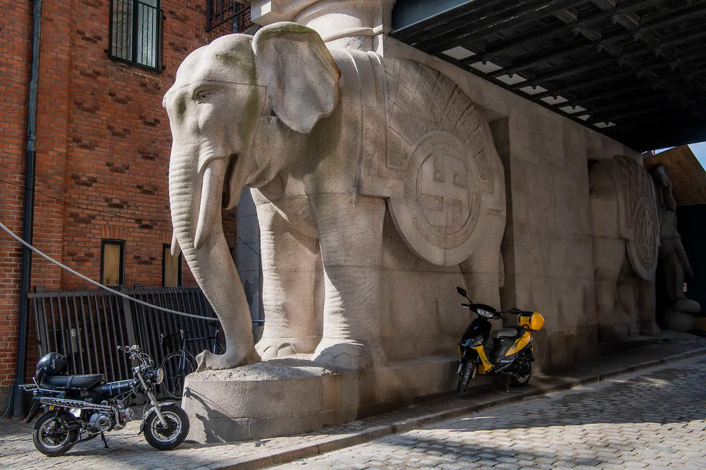 Elefanterne har fået lov til at stå på Carlsbergs enestående gamle område i København.
