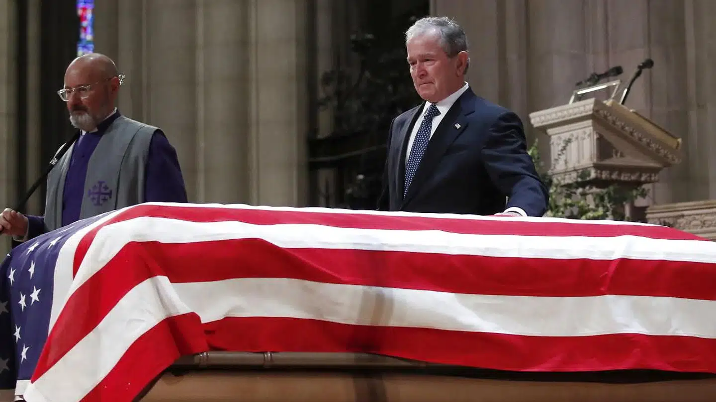 USAs 43. præsident George W. Bush tog afsked med sin far, USAs 41. præsident under statbegravelsen i katedralen i Washington onsdag.