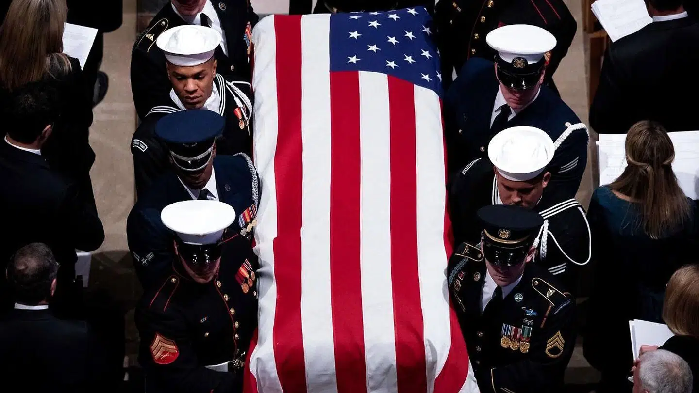 Kisten blev båret ind af en æresgarde.