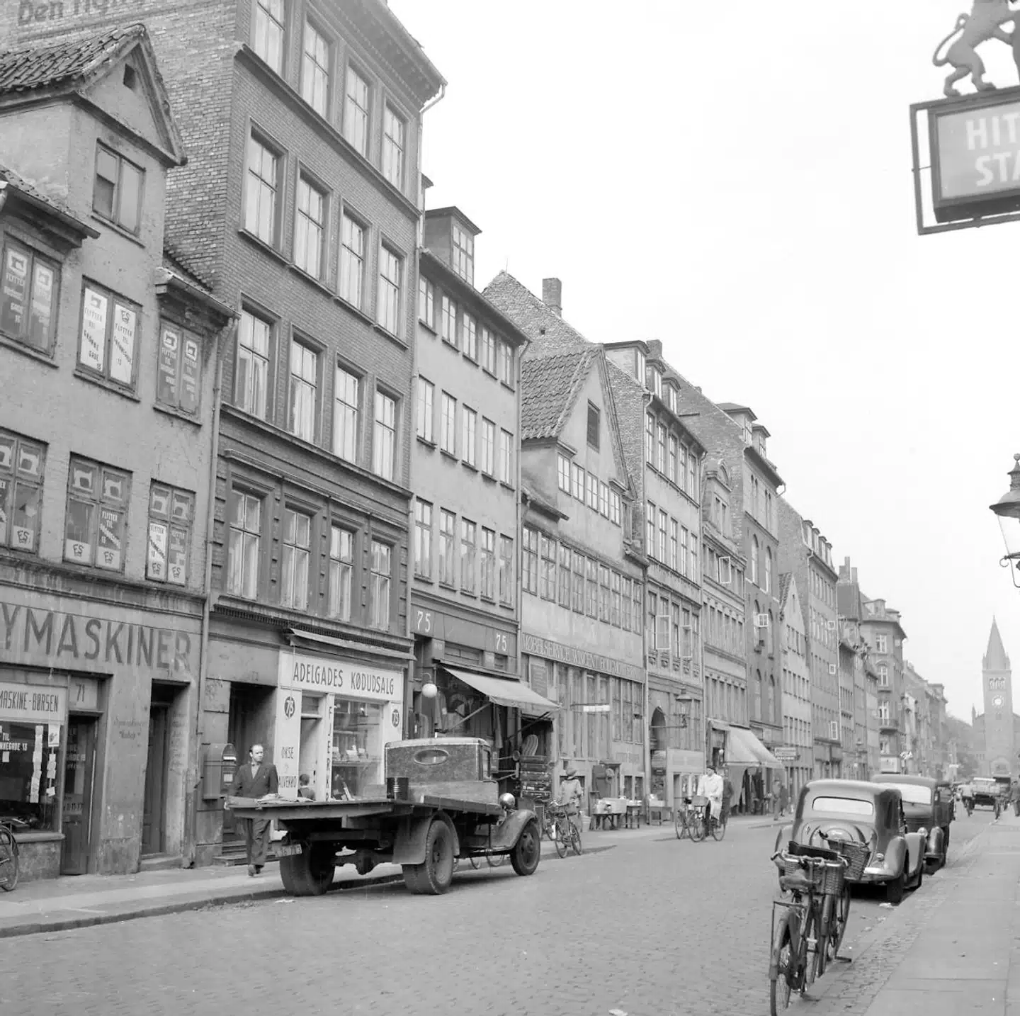 Adelgade før saneringen, set mod Sankt Pauls Kirke - i 1950erne var det meste af kvarteret blevet revet ned.