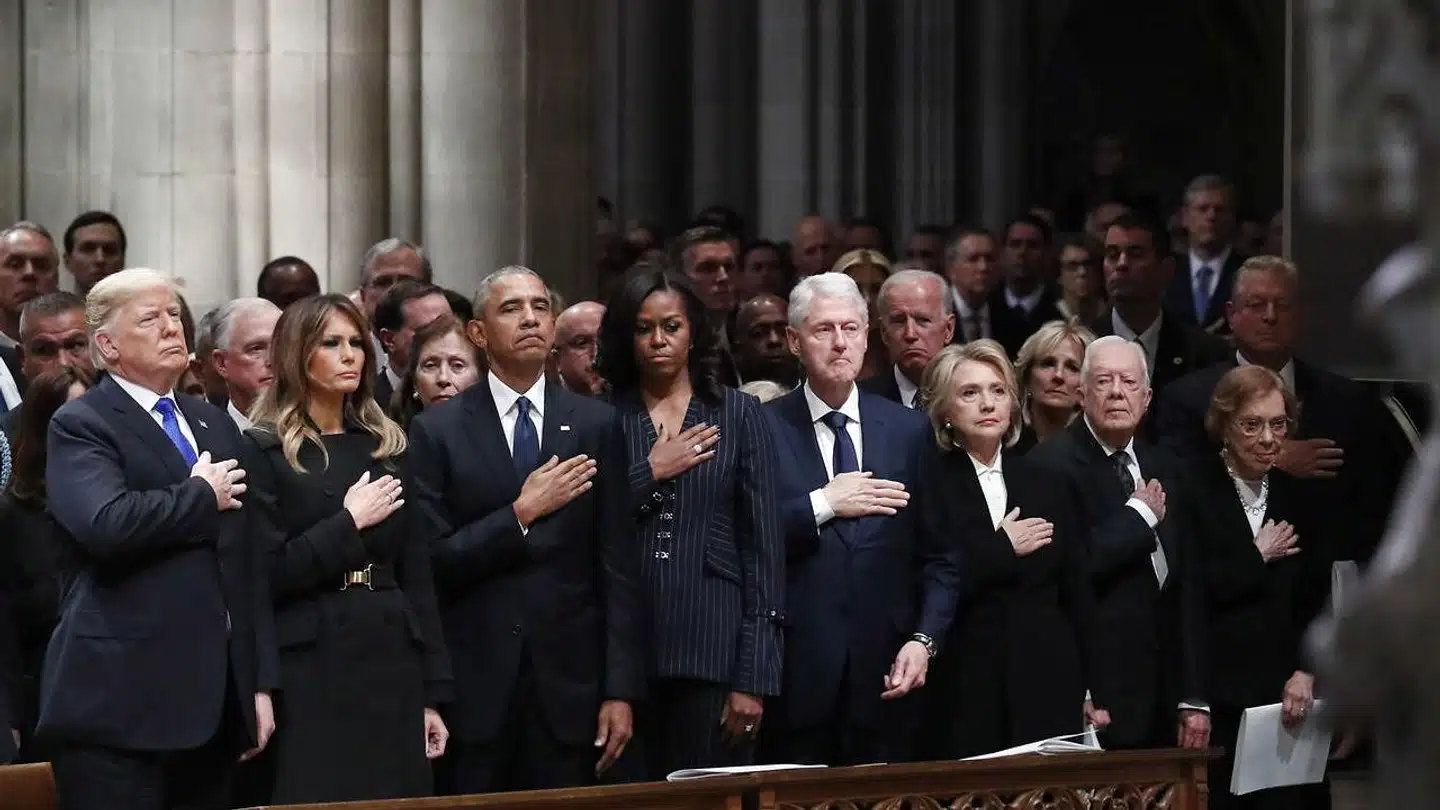 Fem amerikanske præsidenter, en nuværende og fire tidligere, var med til statsmandsbegravelsen. Fra præsident Donald Trump, førstedame Melania Trump, tidligere præsident Barack Obama, tidligere førstedame Michelle Obama, tidligere præsident Bill Clinton, tidligere udenrigsminister Hillary Clinton og tidligere præsident Jimmy Carter og hans tidligere førstedame, Rosalynn Carter.