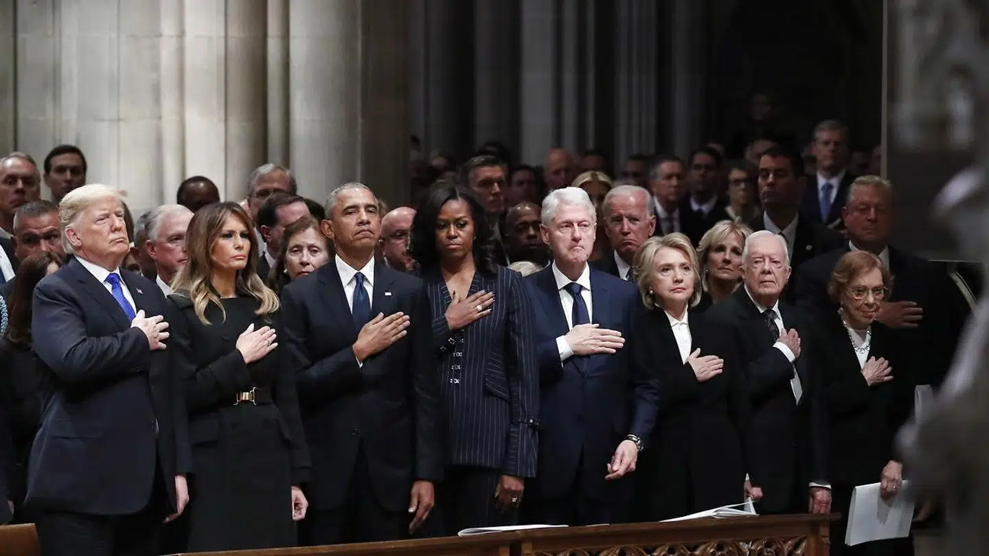 Fem amerikanske præsidenter, en nuværende og fire tidligere, var med til statsmandsbegravelsen. Fra præsident Donald Trump, førstedame Melania Trump, tidligere præsident Barack Obama, tidligere førstedame Michelle Obama, tidligere præsident Bill Clinton, tidligere udenrigsminister Hillary Clinton og tidligere præsident Jimmy Carter og hans tidligere førstedame, Rosalynn Carter.