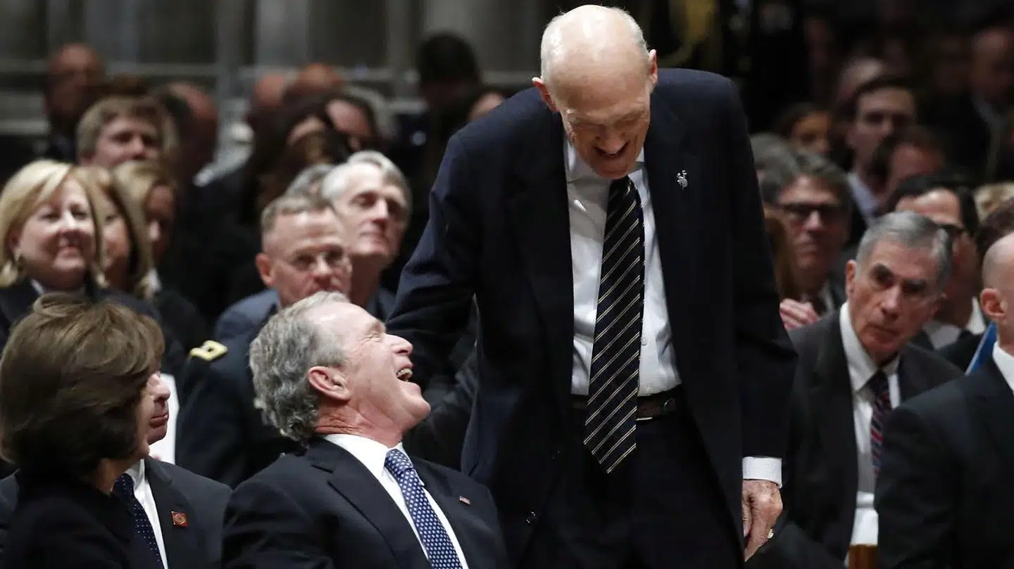 Der var også plads til smil og latter. Her den tidligere senator Alan Simpson, nær ven til den afdøde 41. præsident, sammen med dennes søn, tidligere præsident George W. Bush.