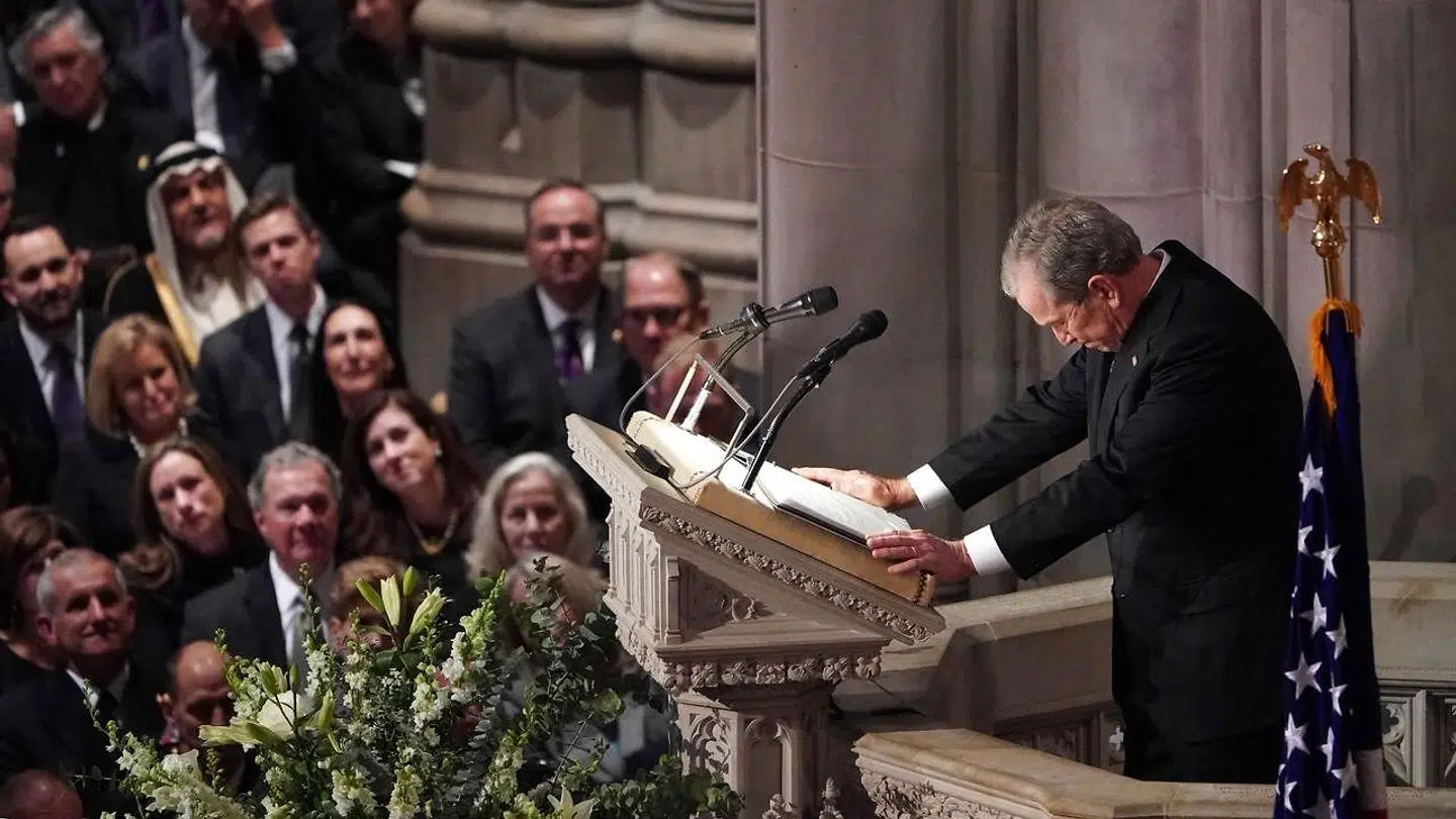 Tidligere præsident George W. Bush var fattet under det meste af sin tale, men mod slutningen kunne han ikke længere holde tårerne tibage.