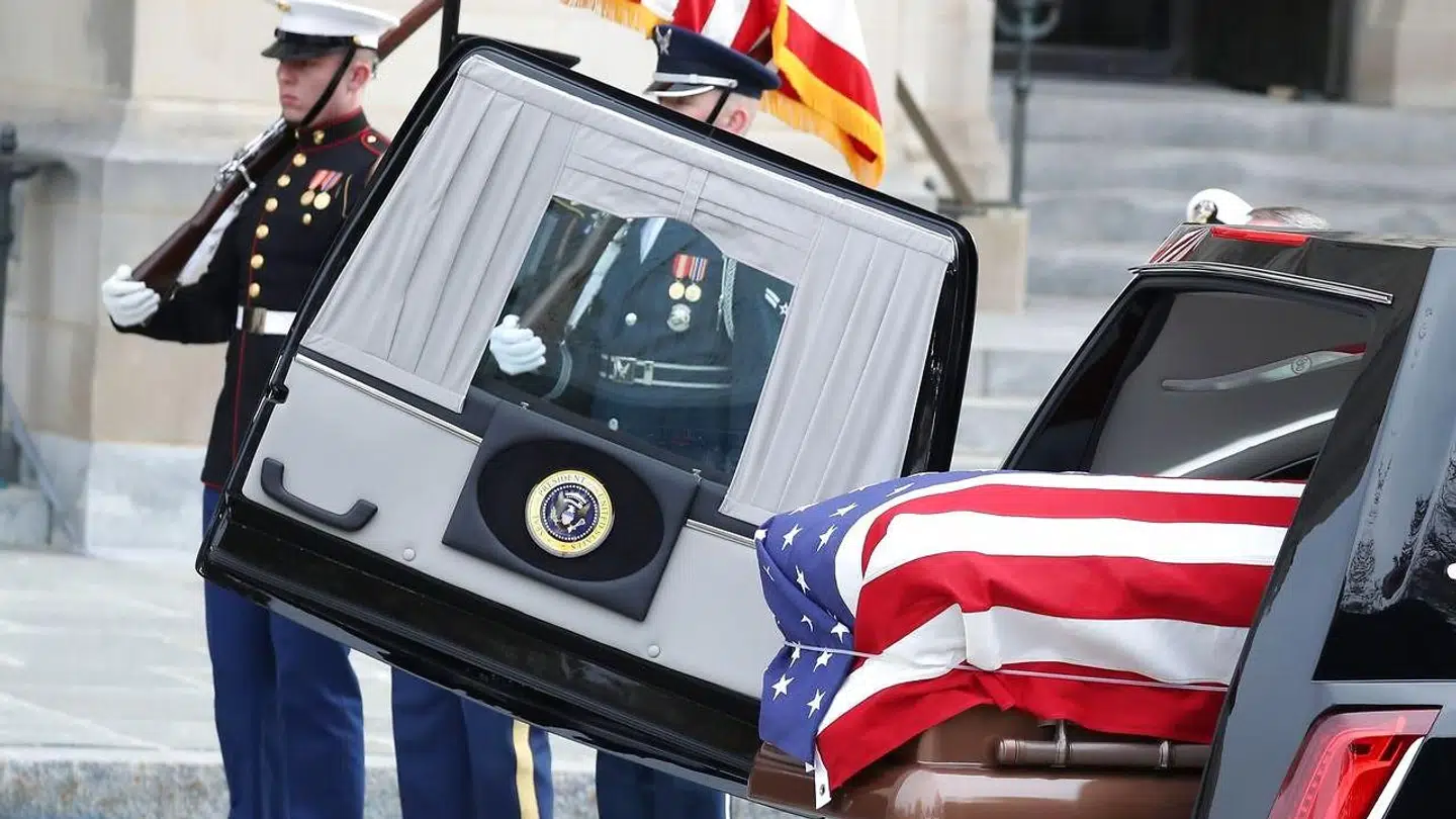 Efter statsmandsbegravelsen blev kisten med George H.W. Bush fløjet til Texas, hvor den tidligere præsident begraves ved siden af sin kone gennem 73 år, Barbara Bush, og deres datter, Robin, der døde som treårig af kræft.