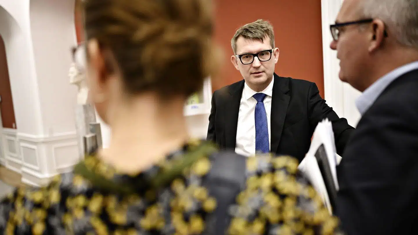 Beskæftigelsesminister Troels Lund Poulsen (V) ankommer til samråd om arbejdsmiljøreglerne vedrørende anvendelse af krom-6 onsdag 21. november 2018. Ministeren har været dybt utilfreds med embedsmænds håndtering af sagen. Nu har en direktør indgået en fratrædelsesaftale