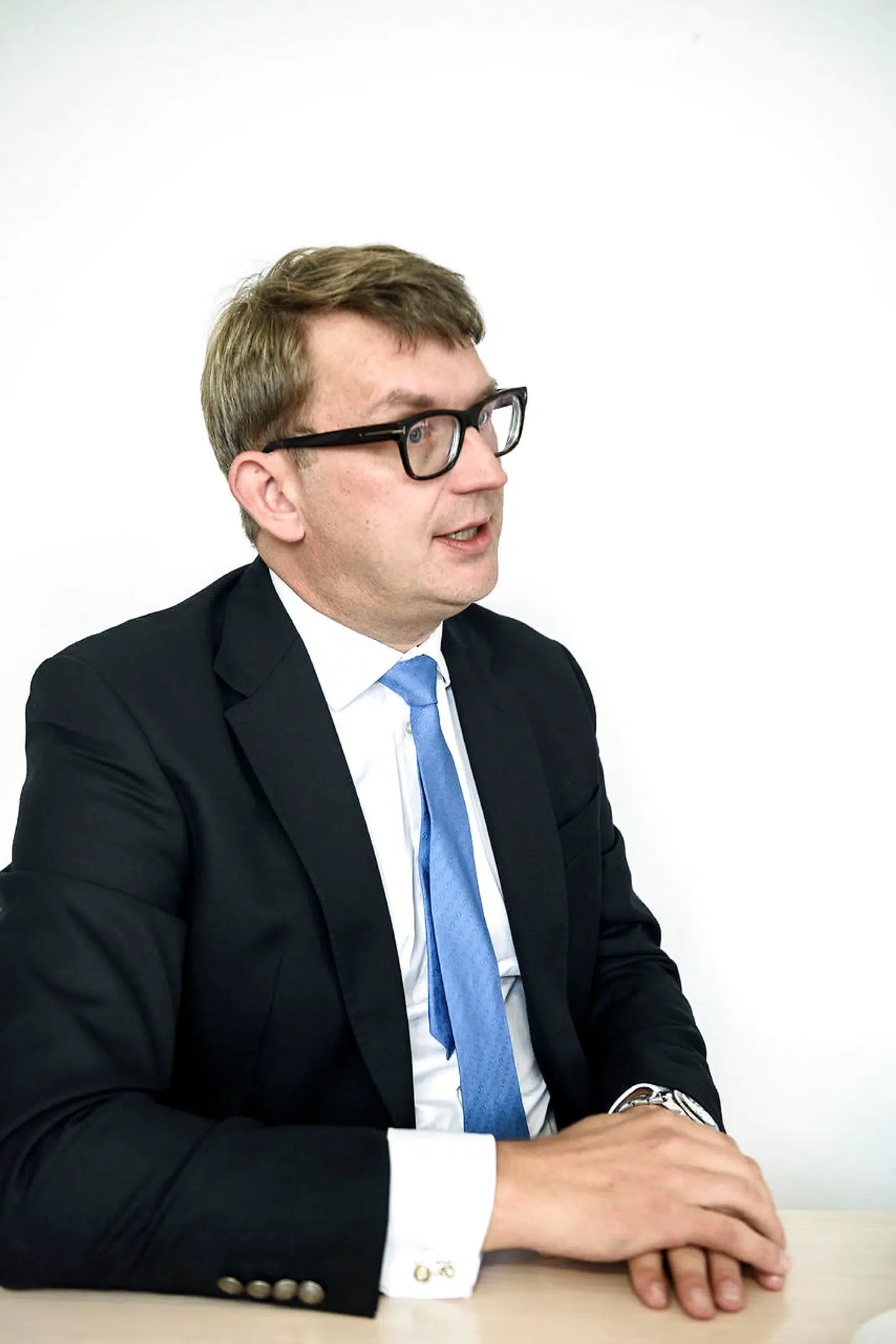 »Jeg vil gerne beklage over for Folketinget, at der ikke er blevet handlet hurtigere på den nye viden.« Beskæftigelsesminister Troels Lund Poulsen (V) har tidligere undskyldt over for Folketinget, at der skulle gå flere måneder, før offentligheden hørte om den forøgede kræftrisiko fra krom-6. For nylig kom det frem, at myndighederne har ligget inde med oplysninger om kræftadvarslerne siden 2017. Nu har en direktør indgået en fratrædelsesaftale.