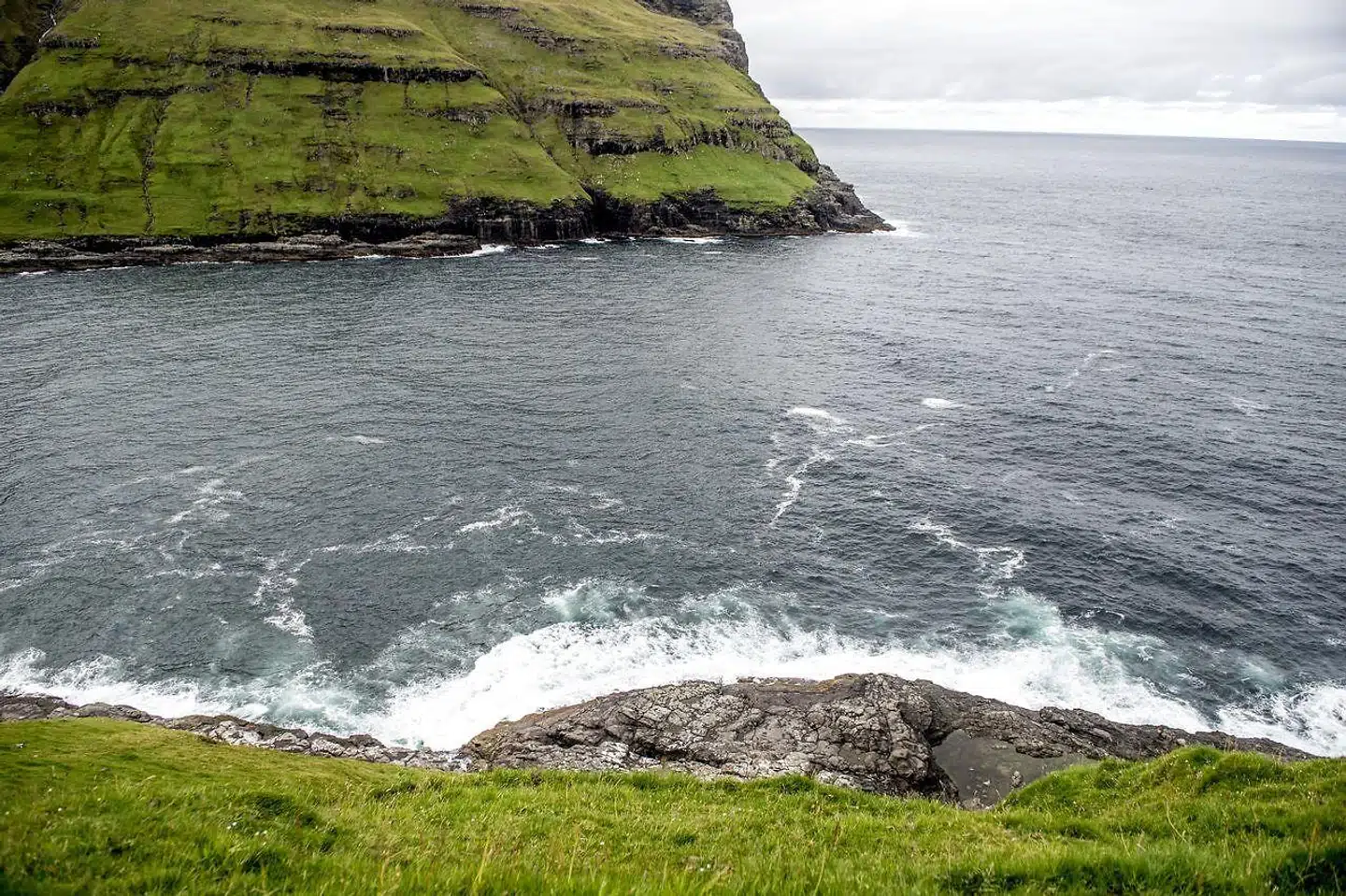 Færingerne yder intet til Rigsfællesskabet for bloktilskuddet. Men de har masser af øde øer og tilmed med godt kildevand! Så hvorfor ikke gøre brug af disse fine faciliteter og sende kriminelle udlændinge dertil i stedet for til Lindhom?