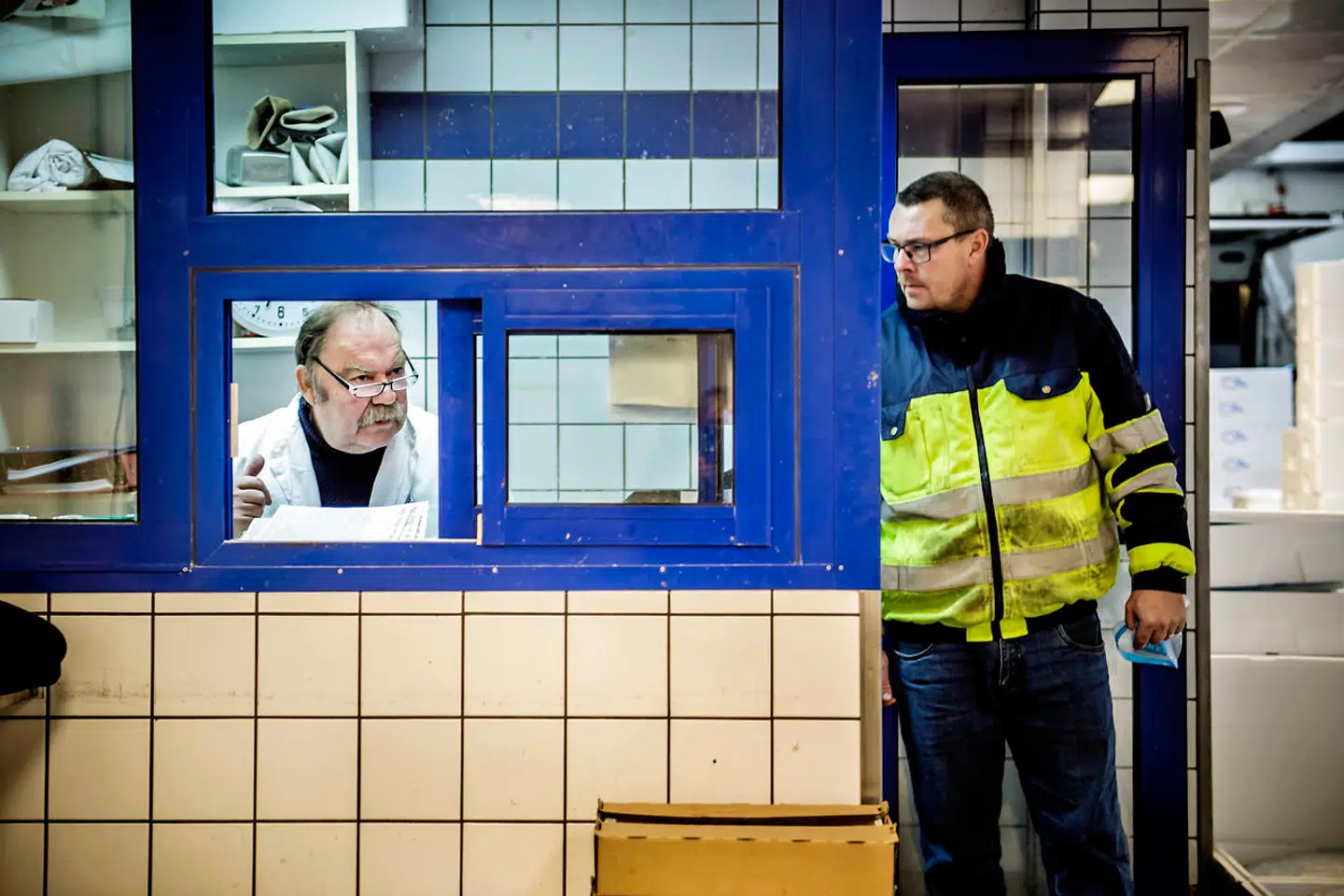 24 timer i København: 04-05. Kl. 04.31.59. Københavns Fisketorv. I et lille glashus i hjørnet af hallen sidder direktøren af Fin Fisk, der sælger fisk til restauranter og fiskehandlere, Aksel Jessen, og holder styr på varer og fakturaer. Han har arbejdet i fiskebranchen i 50 år.