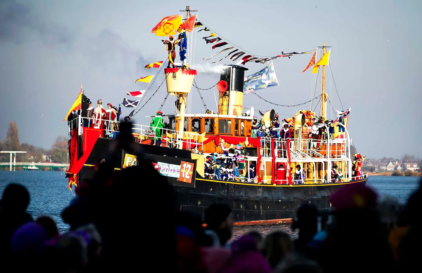 Sankt Nicolaus og Zwarte Piet ankom med båd til Zaanstad i Holland 17. november. Byens borgmester ventede på helgenfiguren, der ifølge sagnet kommer sejlende fra Spanien. Foto: Remko de Waal/EPA/Ritzau Scanpix