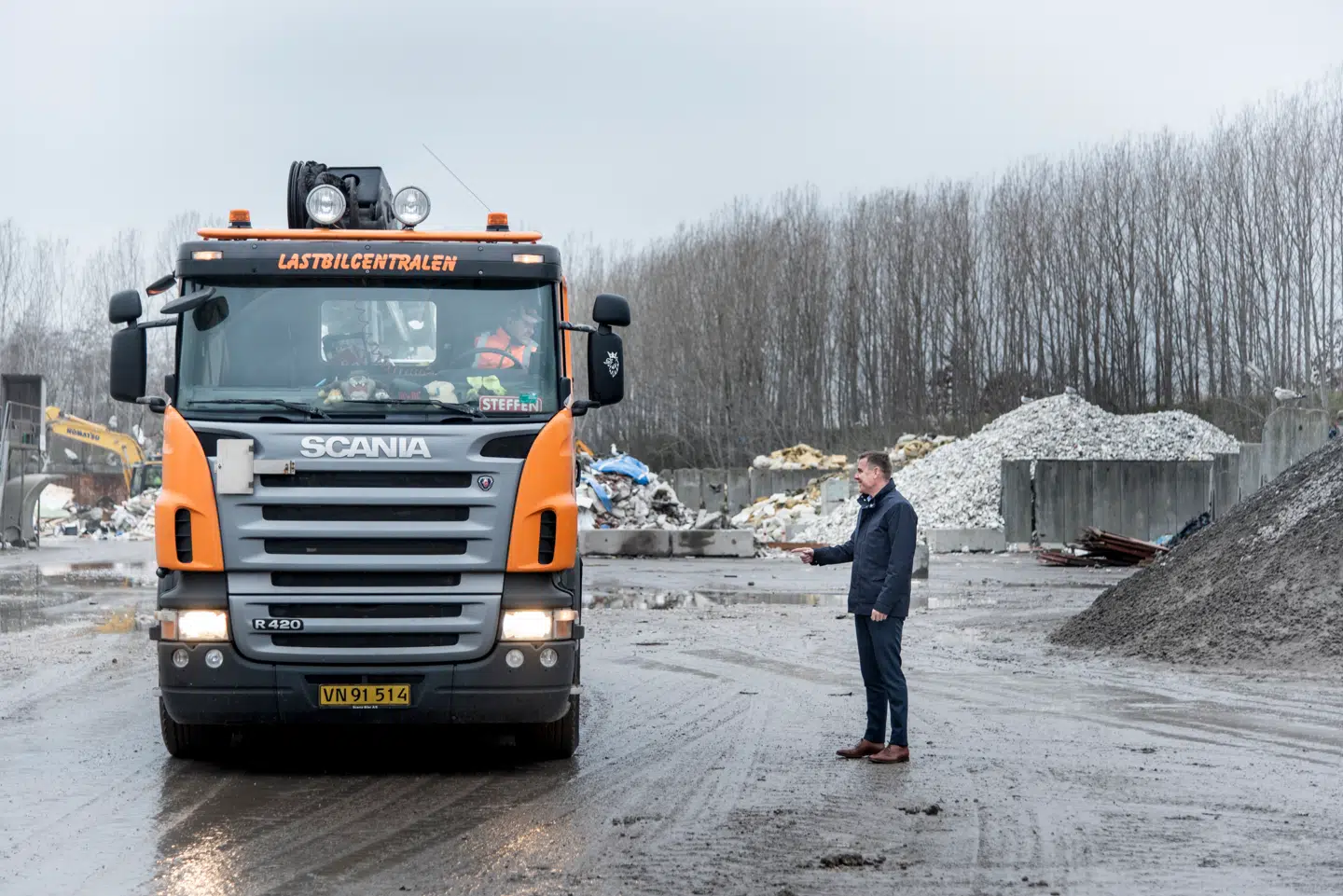 Adm. direktør Henrik Grand Petersen tager imod en lastbil på RGS Nordic op Selinevej. Men har langt fra tid til at tage imod alle lastbiler, der henter eller bringer byggeaffald – der kommer cirka tusind af dem hver dag. Foto: Celina Dahl, Scanpix
