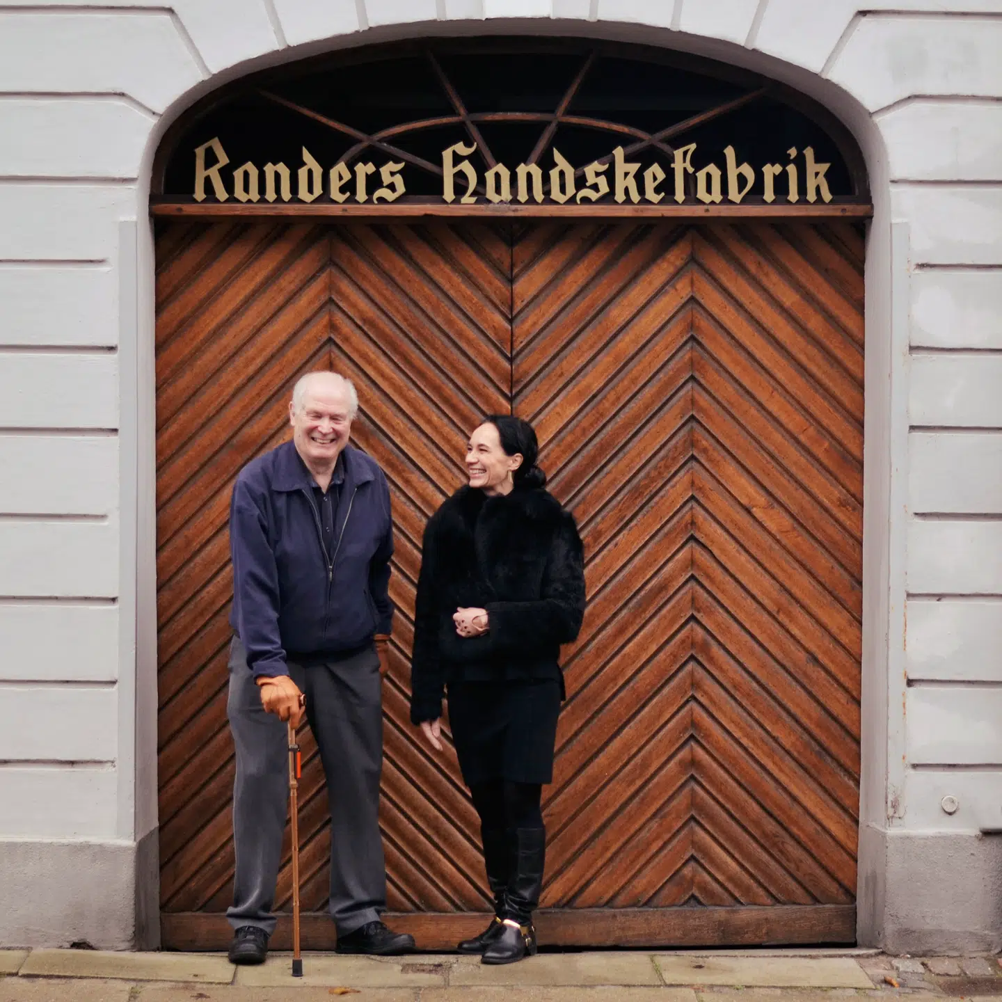 Arne Vejrum og Rina Hansen på tærsklen til et generationsskifte. 40-årige Rina Hansen overtager Randers Hansker fra 81-årige Arne Vejrum, hvis familie har ejet handskefabrikken siden 1927.