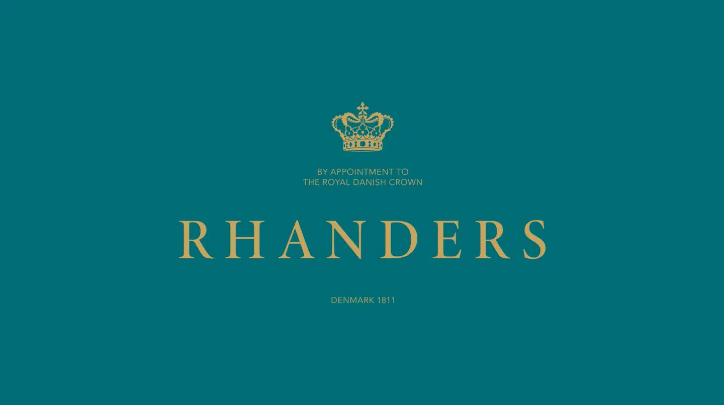 De næste par år vil der stadig stå 'Randers Handsker' på butiksfacaderne, men tanken er, at 'Randers Handsker' med tiden skal forkortes til det mere internationale navn RHANDERS, som virksomhedens nye ejer, Rina Hansen, har introduceret som et sub-brand.