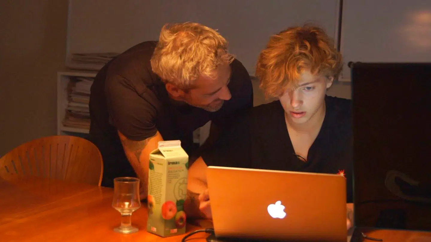 Oscar Bjerrehuus får fast lektiehjælp af familievennen Mogens og forsøger at koncentere sig, mens farmand afbryder for at vise et Youtube-klip.