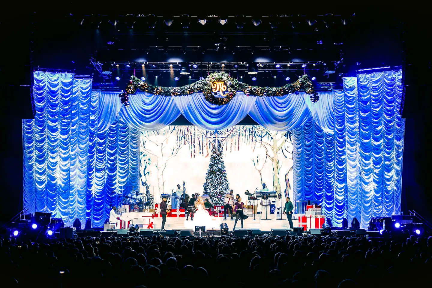 Mere end 34 gange har »All I want for Christmas is You«-showet været opført i Beacon Theatre i New York, hvor anmelderne begejstret har skrevet om Careys gospelkor, den kinesiske balletdanser og børnene, der synger »Bjældeklang«, mens Carey skifter tøj.