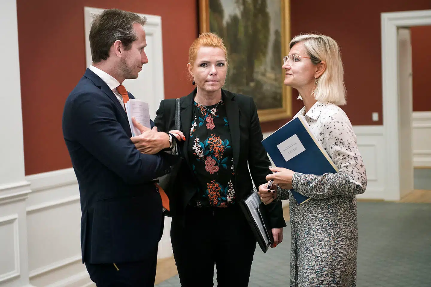 Udlændinge- og integrationsminister Inger Støjberg (V) og udviklingsminister Ulla Tørnæs (V) i samtale med Kristian Jensen. Ingen af dem vil underskrive FNs nye aftale om migranter i Marrakesh i den kommende uge. Foto: Liselotte Sabroe/Scanpix