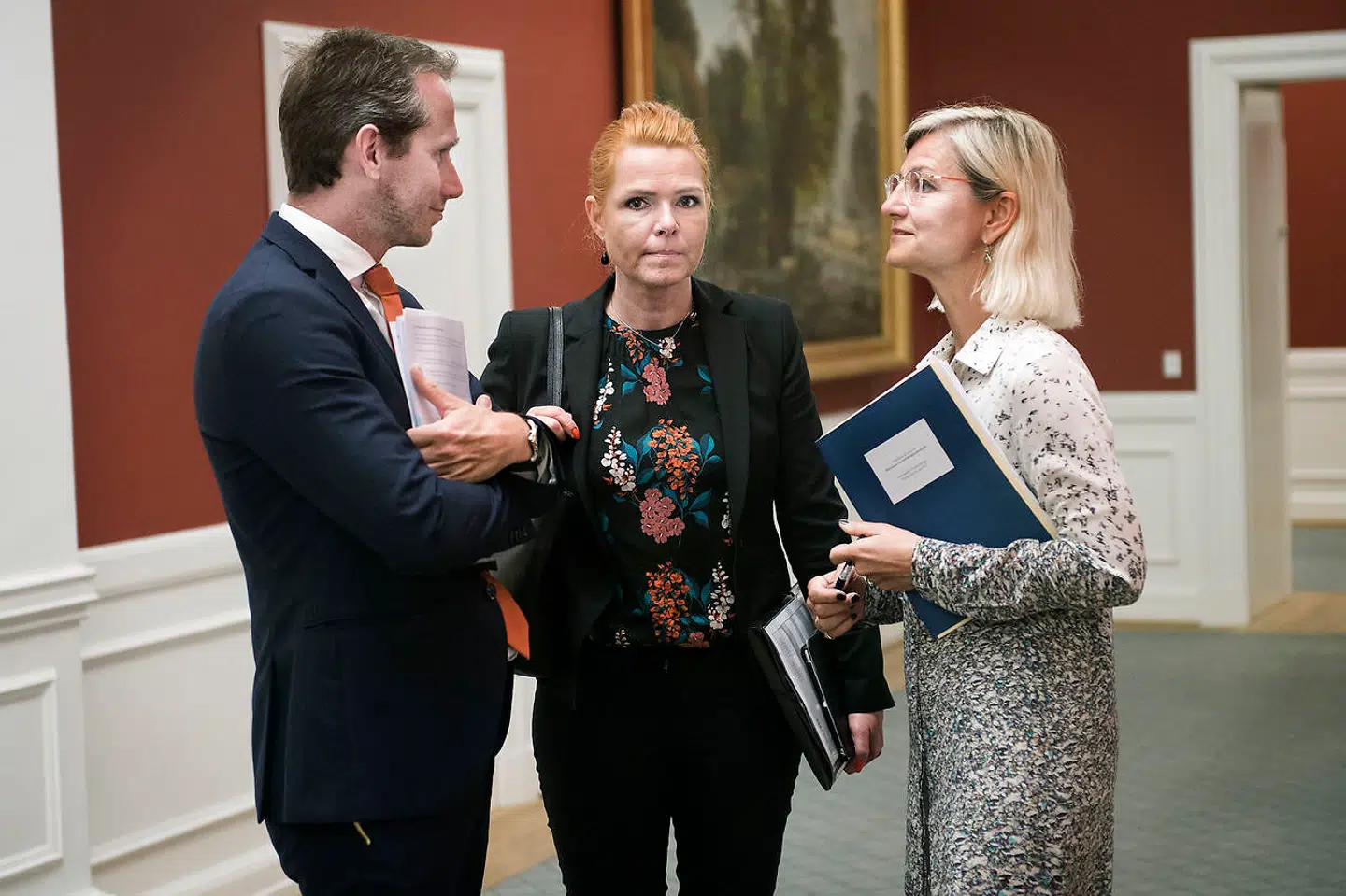 Udlændinge- og integrationsminister Inger Støjberg (V) og udviklingsminister Ulla Tørnæs (V) i samtale med Kristian Jensen. Ingen af dem vil underskrive FNs nye aftale om migranter i Marrakesh i den kommende uge. Foto: Liselotte Sabroe/Scanpix