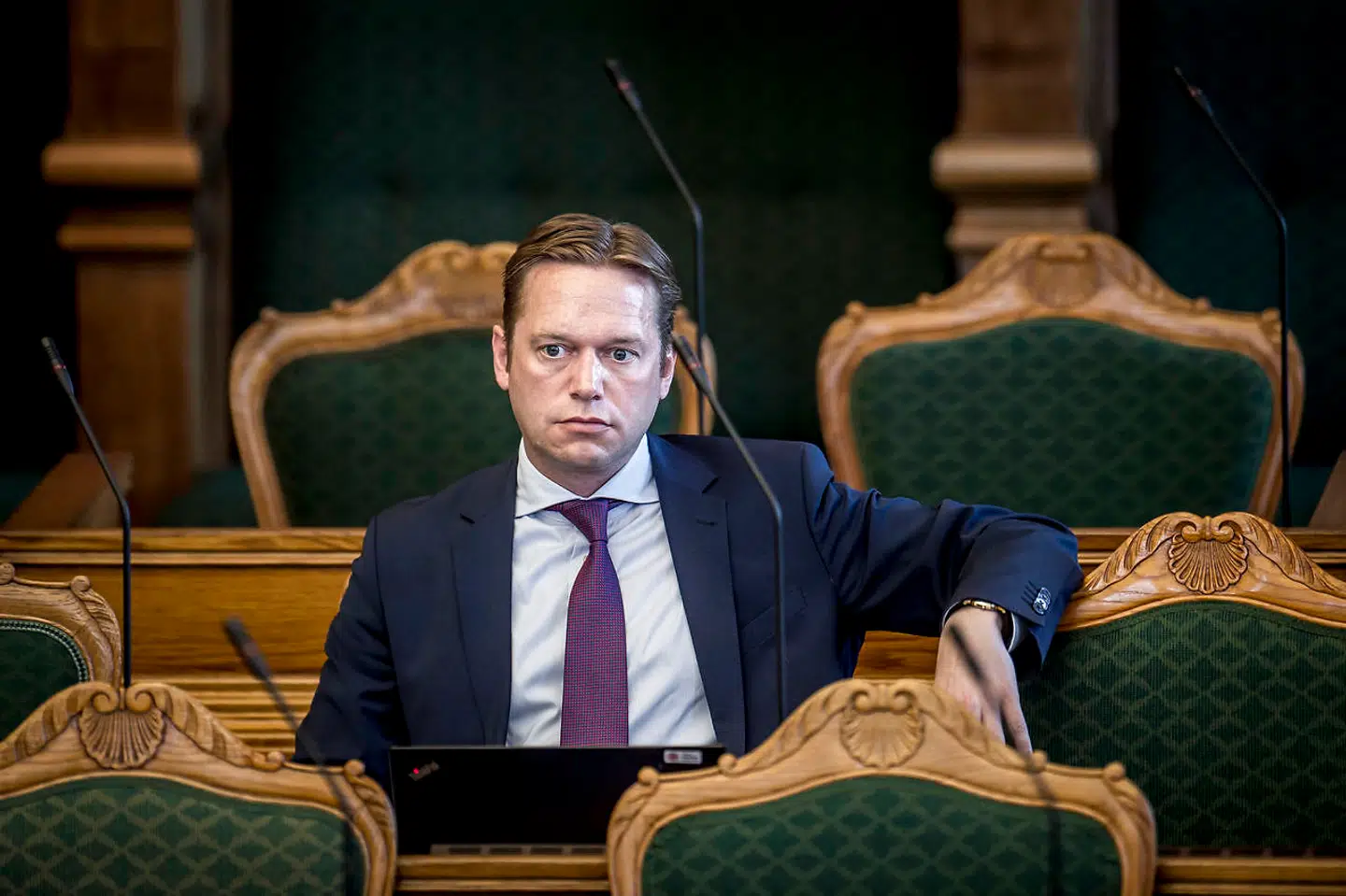 »Jeg må sige, at det er en meget underlig beslutning, og en underlig lemfældighed med skatteborgernes penge,« siger Marcus Knuth (V) om regeringen og Dansk Folkepartis beslutning om at oprette et udrejsecenter på øen Lindholm i Stege Bugt. Han anfører, at øen tidligere har huset et forsøgscenter og ligger »tæt på Sjælland med hurtig adgang til København«.