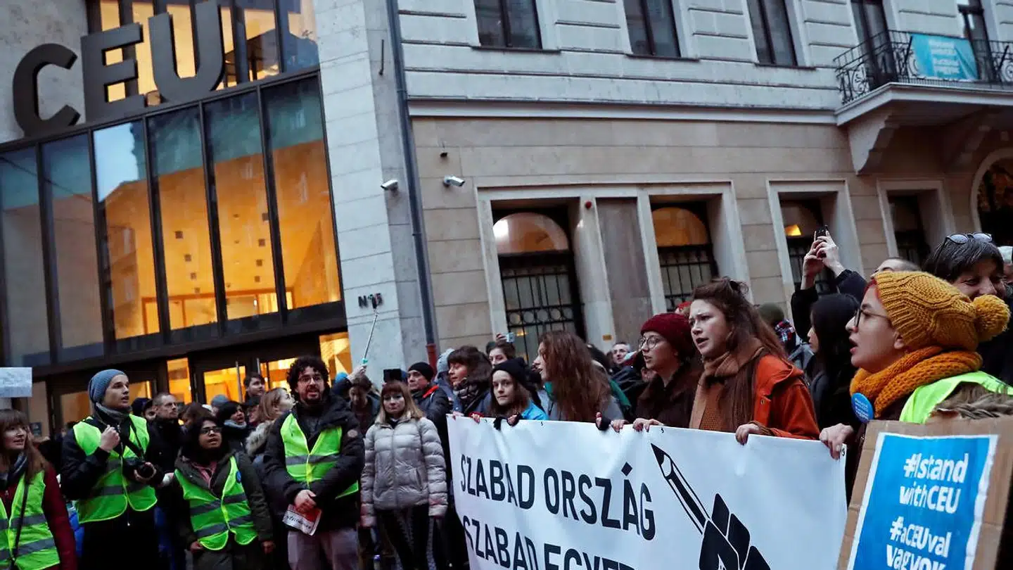 Demonstranter er samlet foran Det Centraleuropæiske Universitet i Budapest for at give udtryk for deres støtte til læreanstalten og princippet om akademisk frihed.