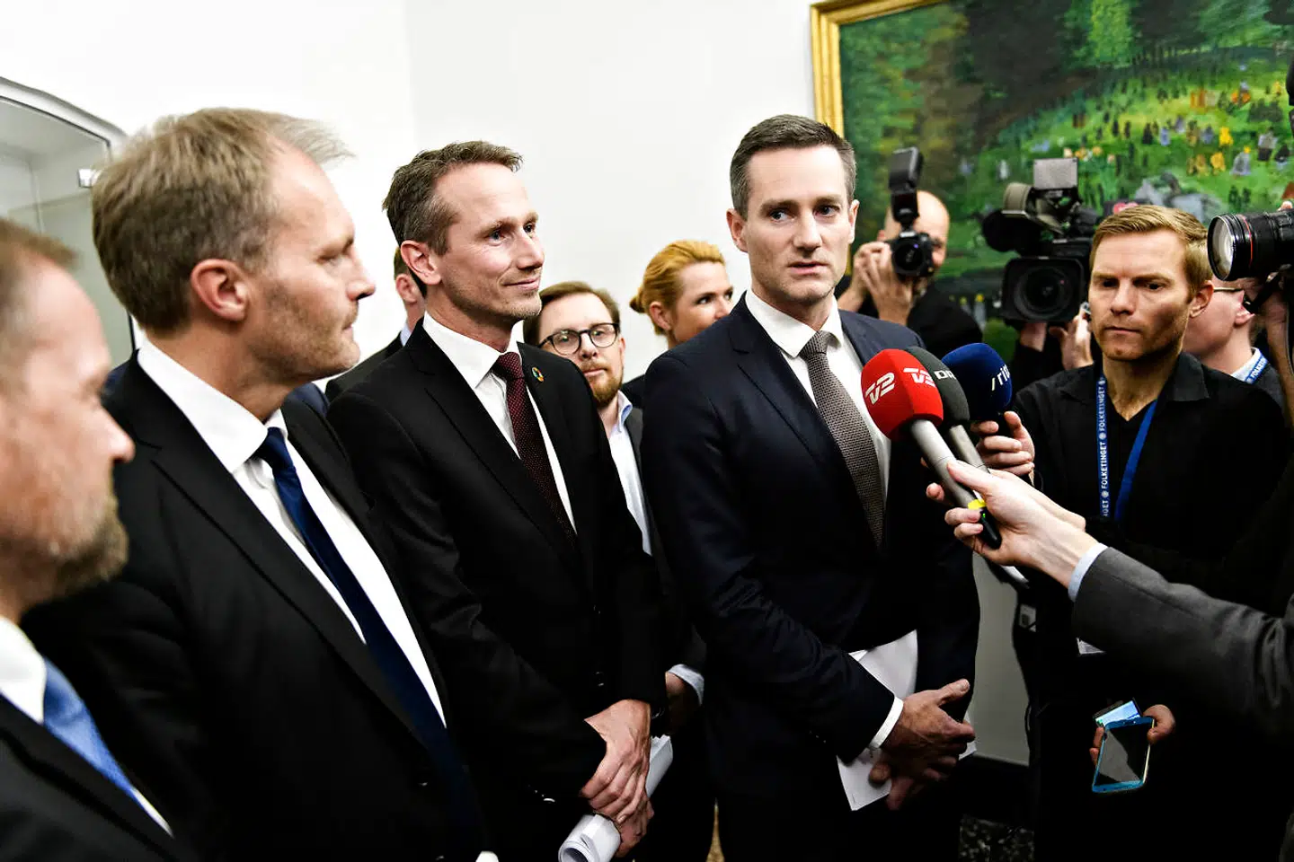 Erhvervsminister Rasmus Jarlov (KF) samt Rene Christensen (DF), Peter Skaarup (DF), finansminister Kristian Jensen (V), Simon Emil Ammitzbøll-Bille (LA) og Inger Støjberg (V) da Regeringen og Dansk Folkeparti præsenterer Finansloven for 2019 d. 30. november 2018.