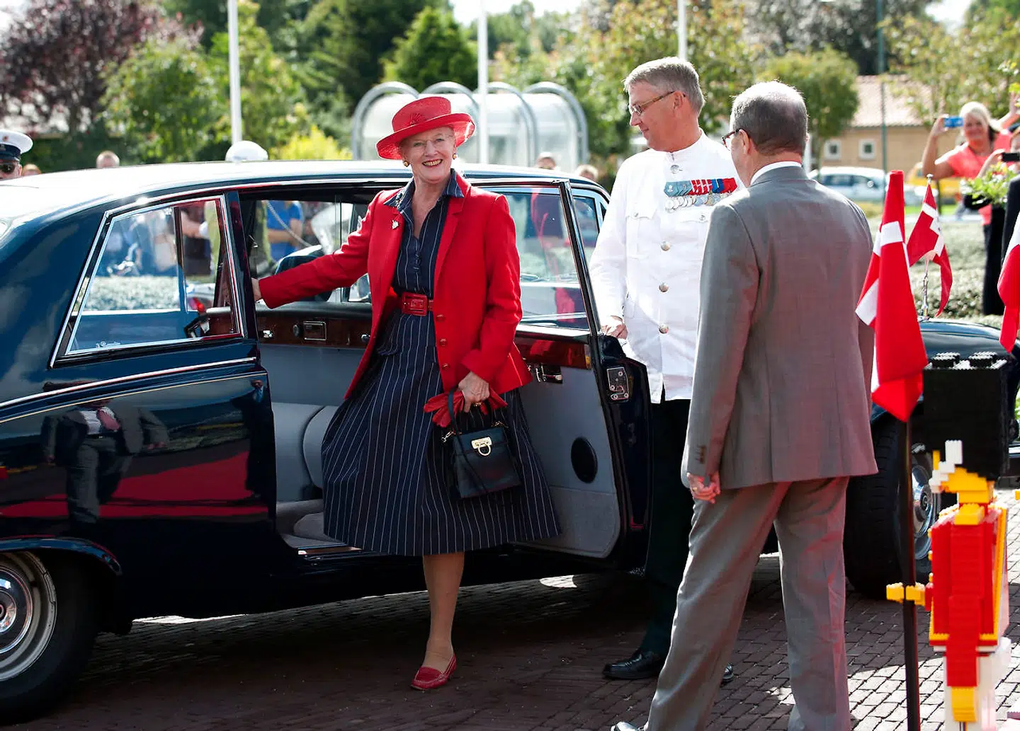 (Arkiv) Dronning Margrethe på officielt besøg hos Lego i 2012. Lego-ejer Keld Kirk Kristiansen tager imod. Han har som kammerherre tætte relationer til Kongehuset. Foto: Claus Fisker/SCANPIX