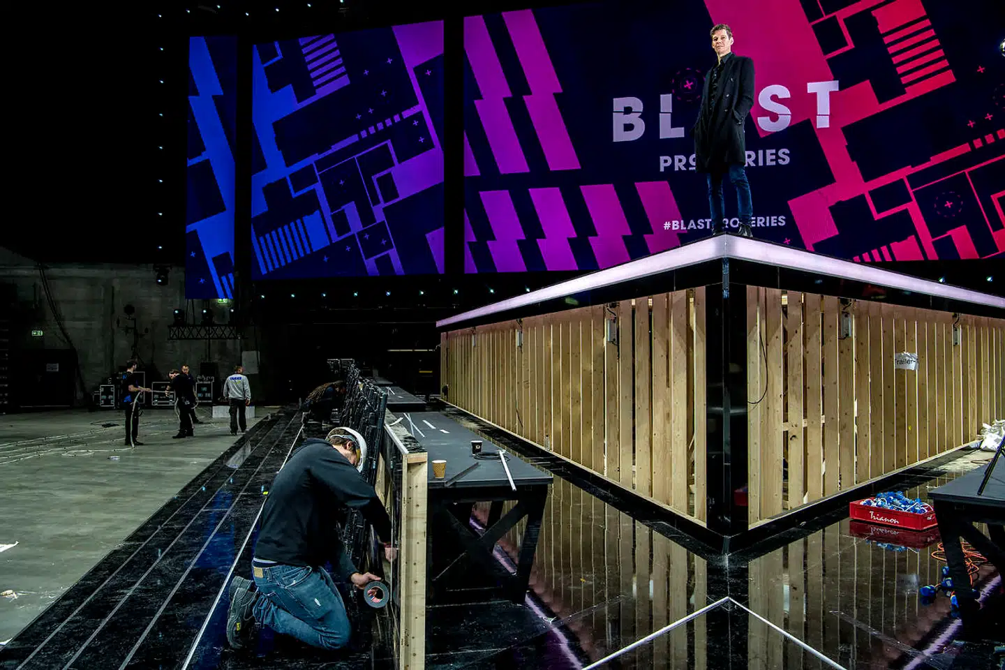 Nikolaj Nyholm står i spidsen for selskabet RFRSH, som har skabt e-sportsturneringen Blast Pro, der i oktober fyldte Royal Arena med e-sports fans. RFRSH står ligeledes bag e-sportsholdet Atralis og har netop købt sig ind i League of Legends med holdet Origen.