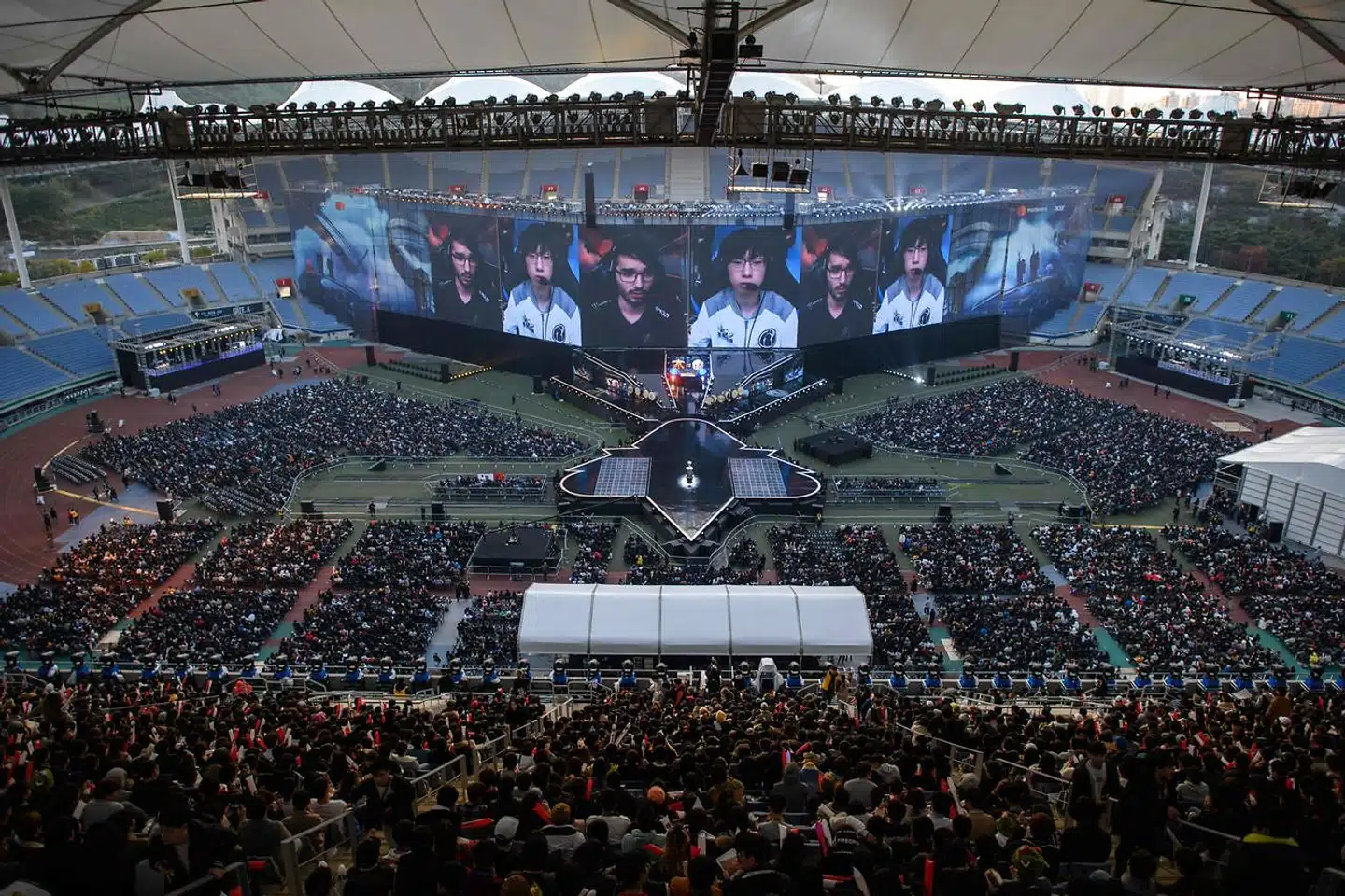 Finalen i League of Legends 2018 fandt sted på Munhak stadion i den koreanske millionby Incheon i begyndelsen af november. Mere end 200 millioner mennekser så finalen på TV eller online.