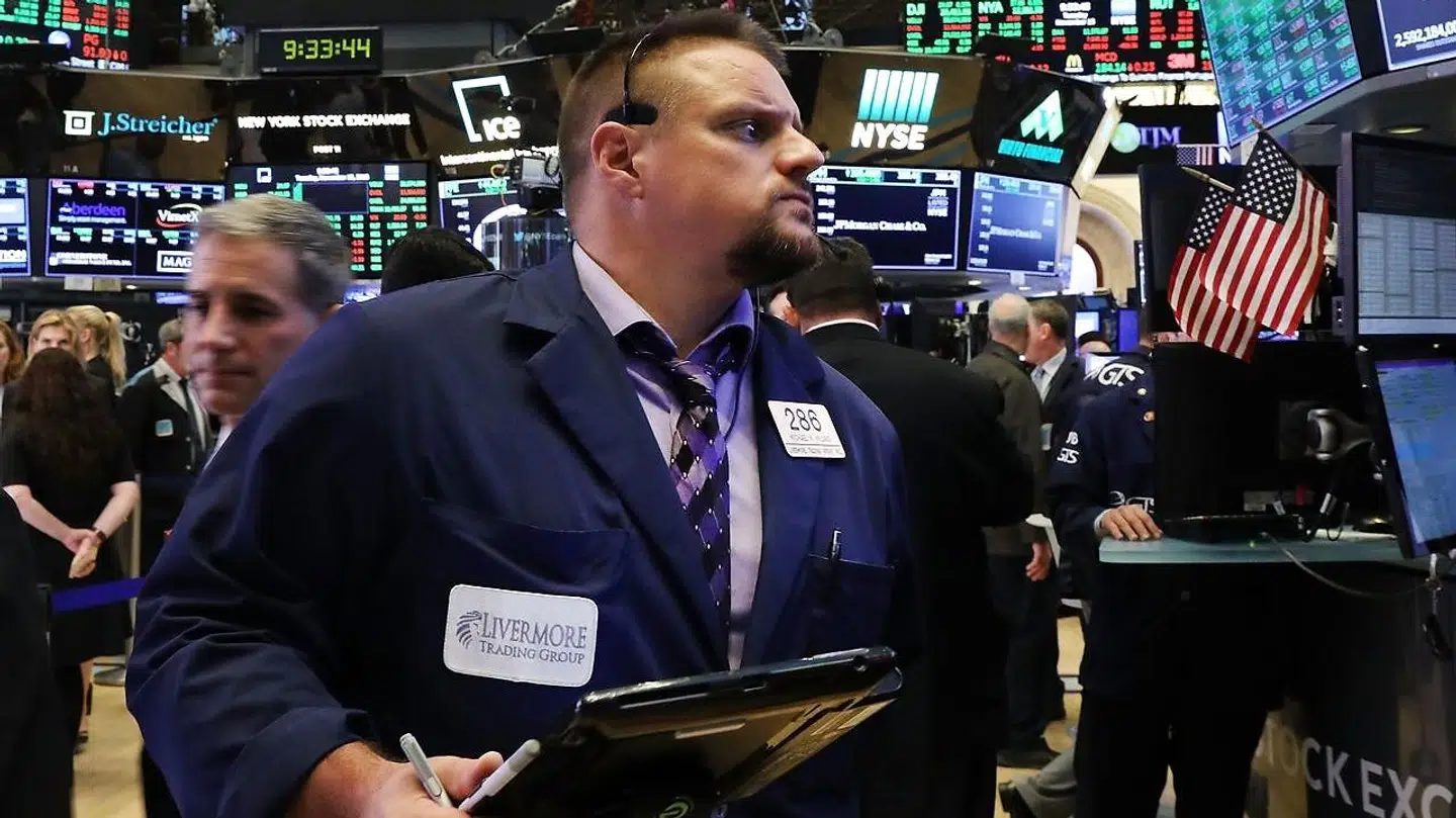 Aktiehandlere på arbejde på the New York Stock Exchange (NYSE) 13 november 2018, hvor aktier faldt 200 point netop som følge af frygten for handelskrig. Nu er der mere positive toner på markederne. Spencer Platt/Getty Images/Ritzau Scanpix