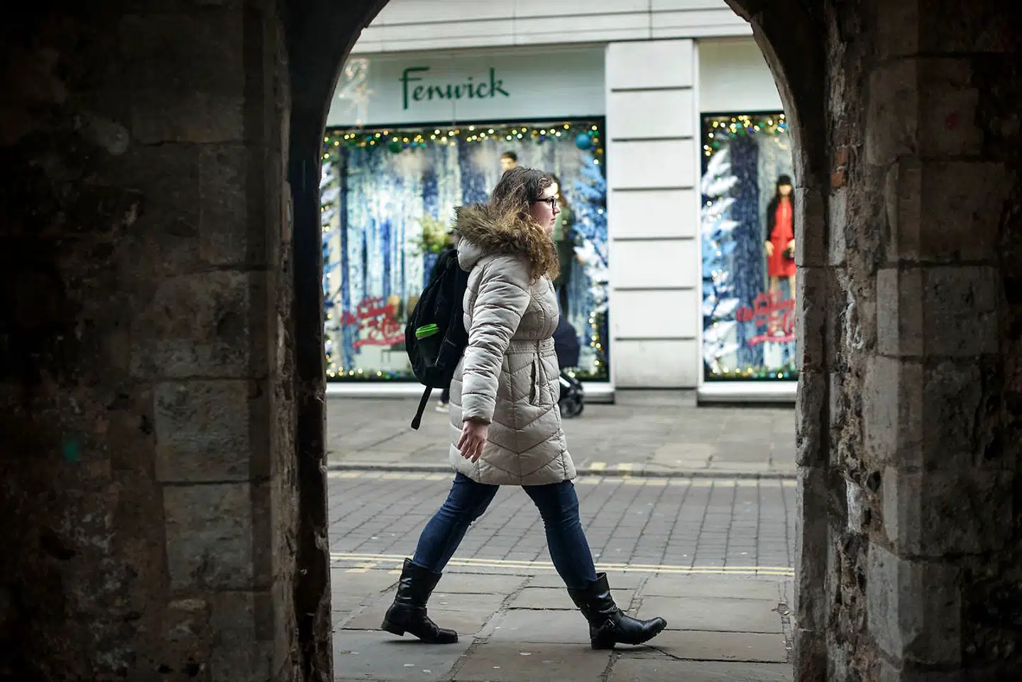 20-årige Phoebe Fletcher studerer til lærer i Canterbury. Hun har dansk mor, men har boet hele sit liv i Sydengland. Hun føler sig både dansk og britisk vil gerne beholde sin forbindelse til Danmark. Efter beslutningen om Brexit er det derfor blevet vigtigt for hende at bevare det danske statsborgerskab, som hun havde automatisk som barn, men står til at miste som voksen.