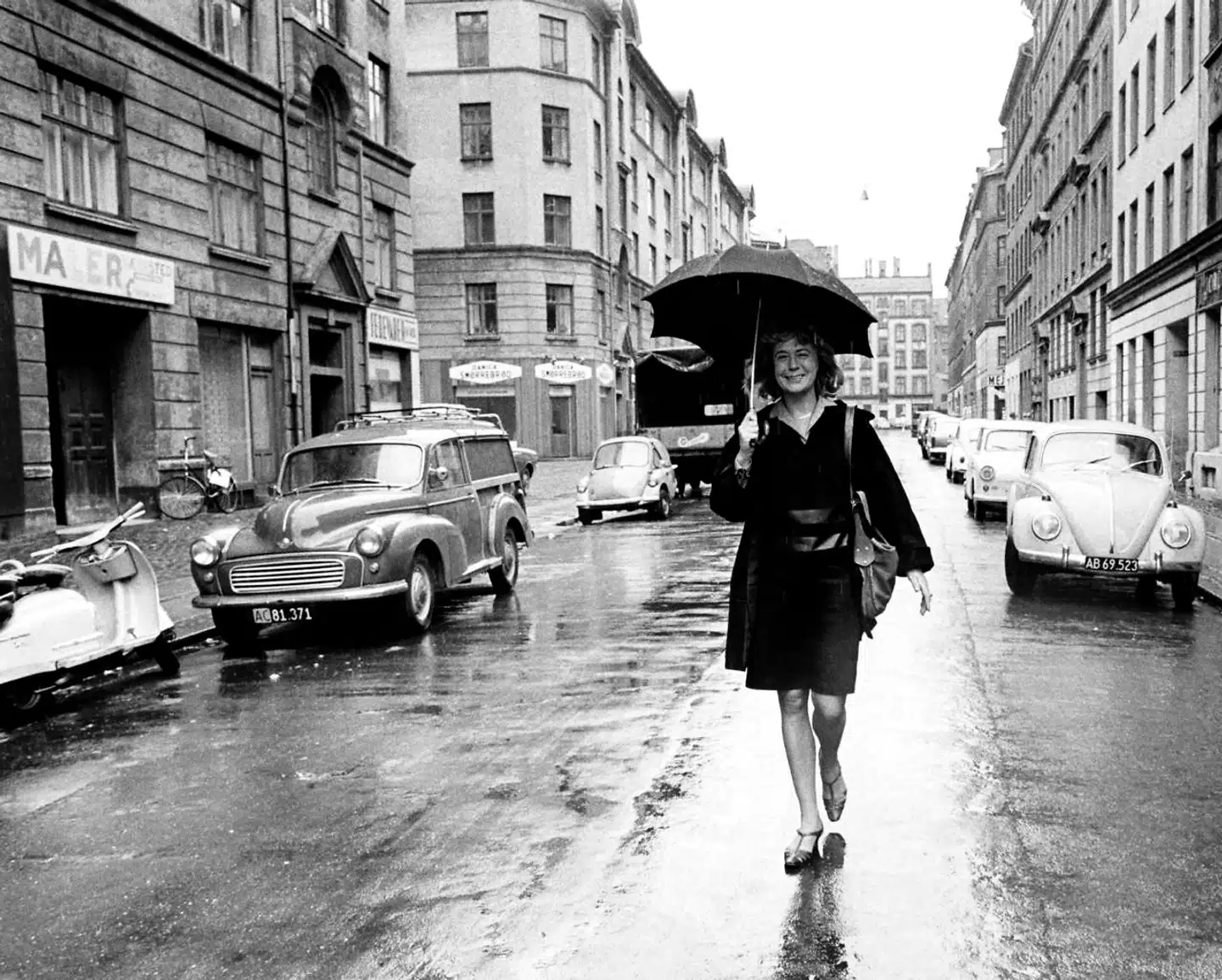 Tove Ditlevsen på Hedebygade i 1968. Det var her, hun voksede op. I 1943 skrev hun sit berømte digt, Barndommens Gade.