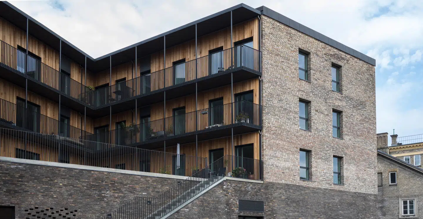 Jacobsen Hus er af Henning Larsen Architects. Det oprindelige byggeri, Søndermarkshuset, blev tegnet i 1878 af arkitekt Alfred Råvad, og da det blev revet ned, brugte man murstenene i det nye. Det står tilmed præcis samme sted.