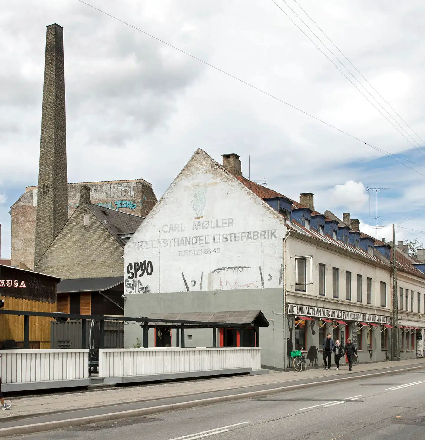Slagtergårde på Enghavevej er netop nu ved at blive revet ned til fordel for 103 nye boliger. Skorstenen i baggrunden bliver bevaret og kommer til at stå i den nye gård.