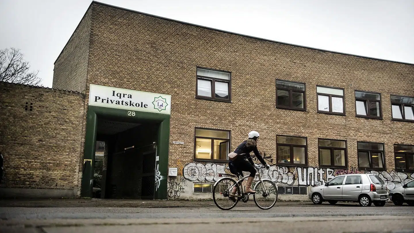 De seneste år er tre muslimske friskoler lukket efter at have mistet det statslige tilskud, der for frie og private skoler udgør ca. 80 procent af skolens indtægter. Iqra Privatskole på Hermodsgade i København kan blive den fjerde i rækken til at dreje nøglen om.