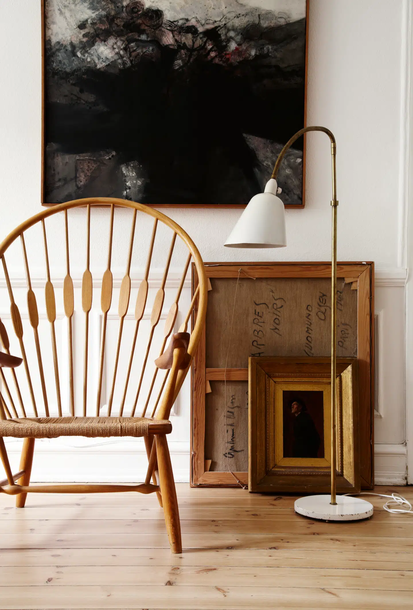 Et væld af vintage møbelklassikere har fundet vej til Rasmus Warnke Nørregaards hjem. Her er det Wegners Påfuglestol og Arne Jacobsens Bellevue-gulvlampe.