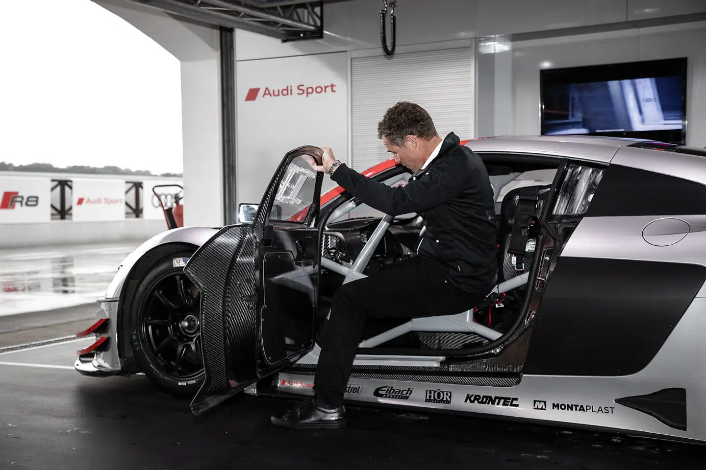 Som ambassadør for Audi kører Tom Kristensen stadigvæk masser af kilometer på racerbane – som da vi mødte ham på Ascari Race Resort, hvor han kørte journalister rundt i den potente racerbilsversion af Audi R8.