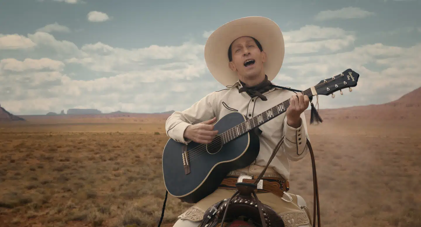 Den velklædte pistolmand Buster Scruggs har en flot barytonstemme og er samtidig en effektiv dræbermaskine.
