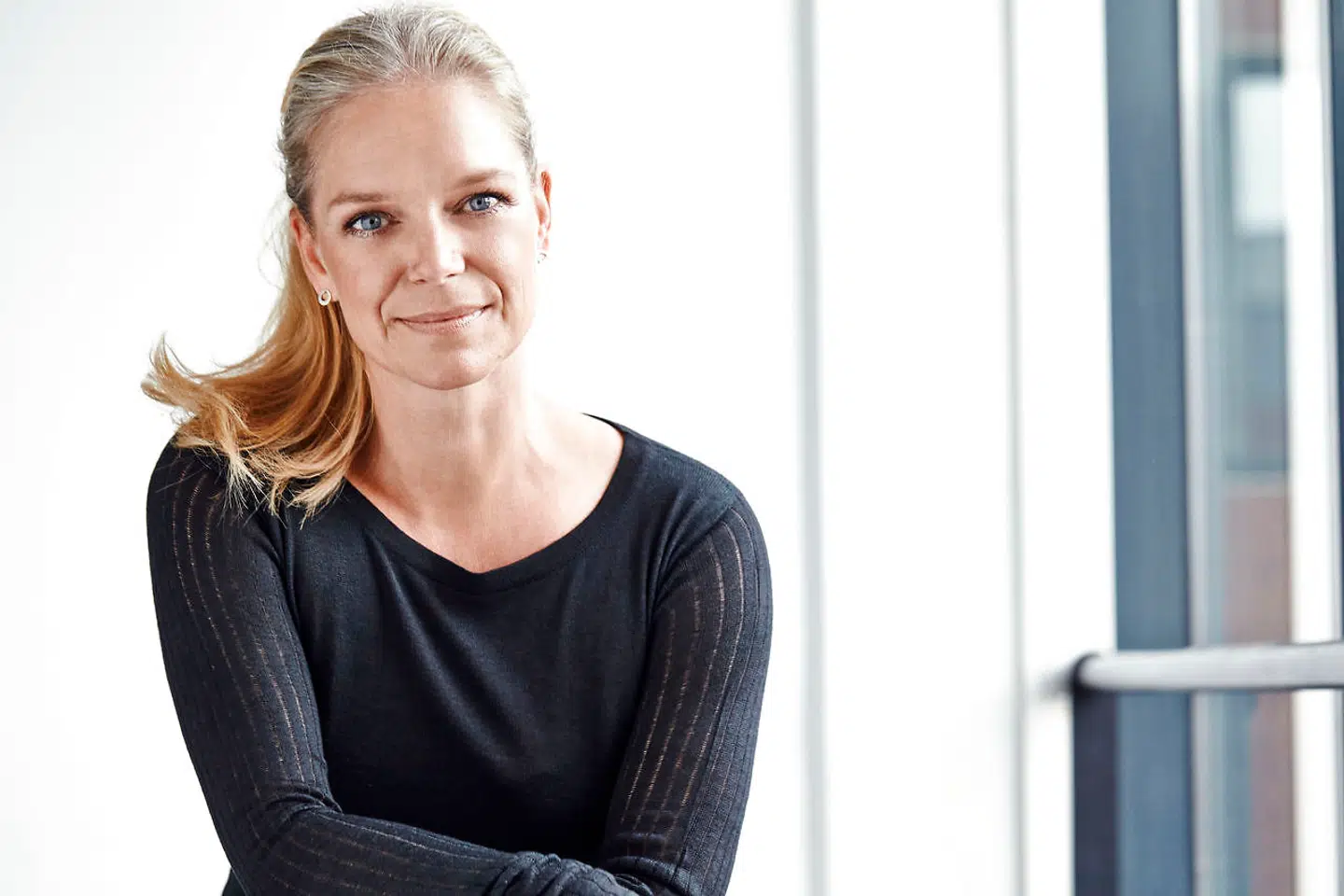 Camilla Gullits er kreativ direktør for og stifter af Care By Me, der skaber blødt og bæredygtigt luksusdesign. Bor sammen med sin mand, Nikolaj Ernst, arkitekt og partner i Mikkelsen Arkitekter, i en arkitekttegnet villa fra 1970erne på 220 kvm i Nordsjælland.