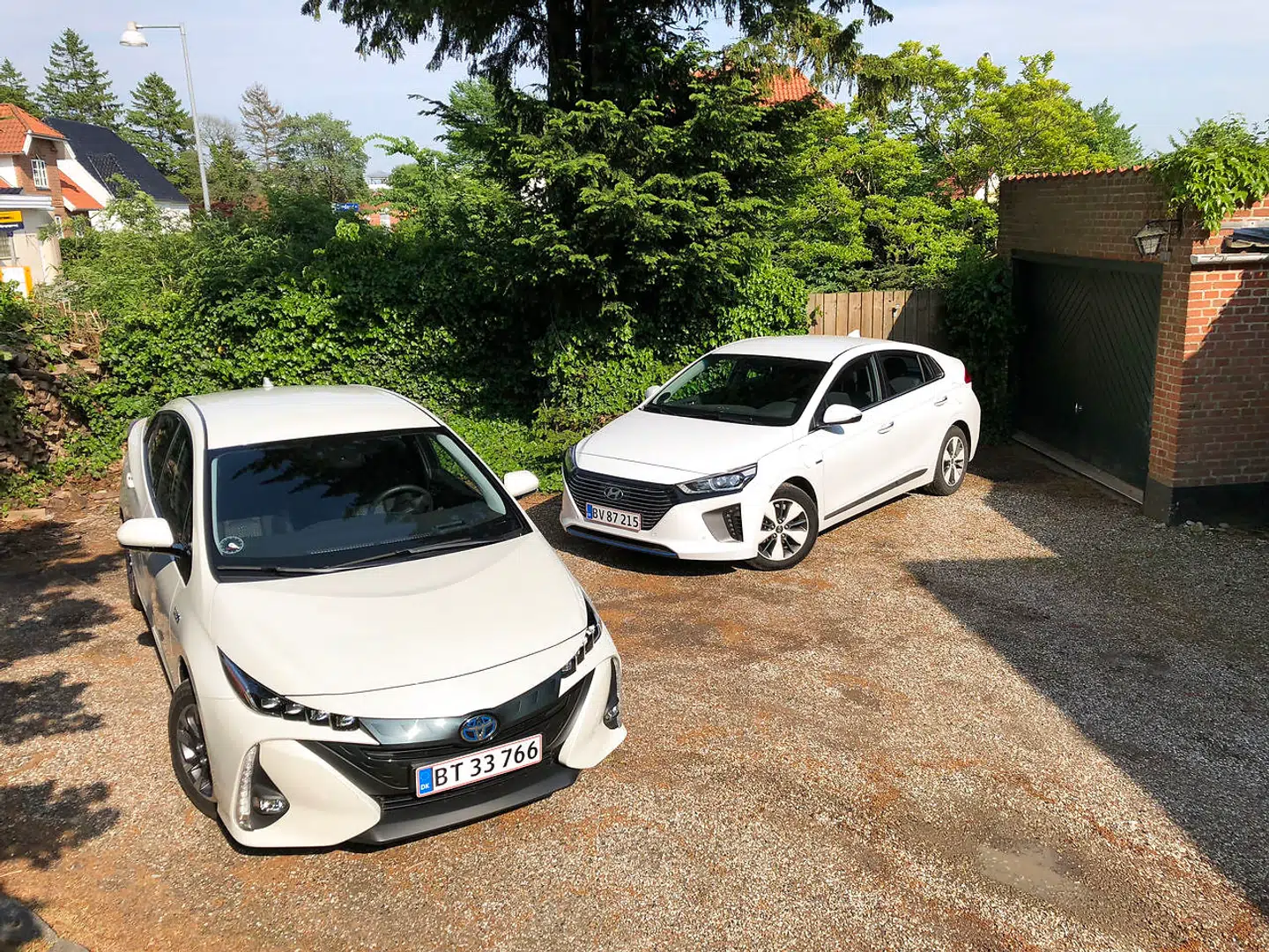 Toyota Prius (tv.) findes i en plugin-hybrid-version, mens Hyundai Ioniq til højre både fås som hybrid, plugin-hybrid og elbil.