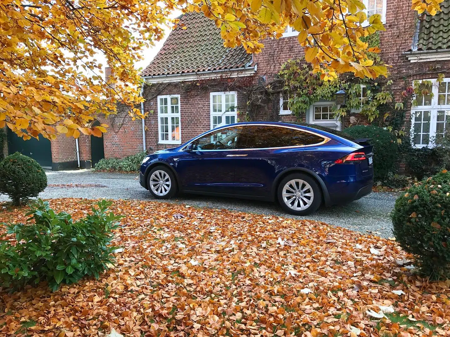 Tesla fremstiller elbiler og er kendetegnet ved at levere både lang rækkevidde og kort ladetid. Men bilerne er meget kostbare – som denne her Model X, der koster fra omkring 800.000 kr. – på trods af afgiftsfordele.